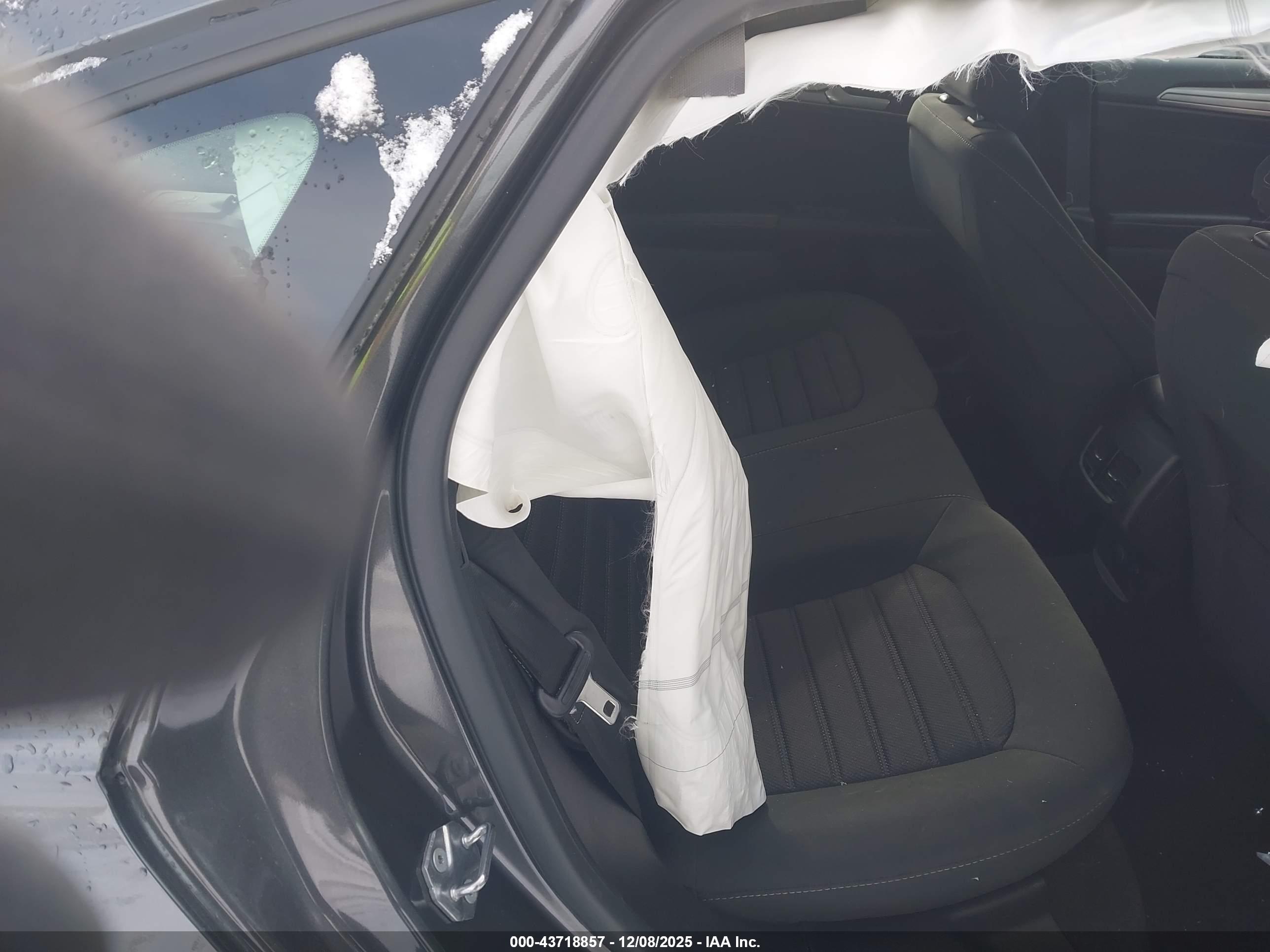 FORD FUSION image 8