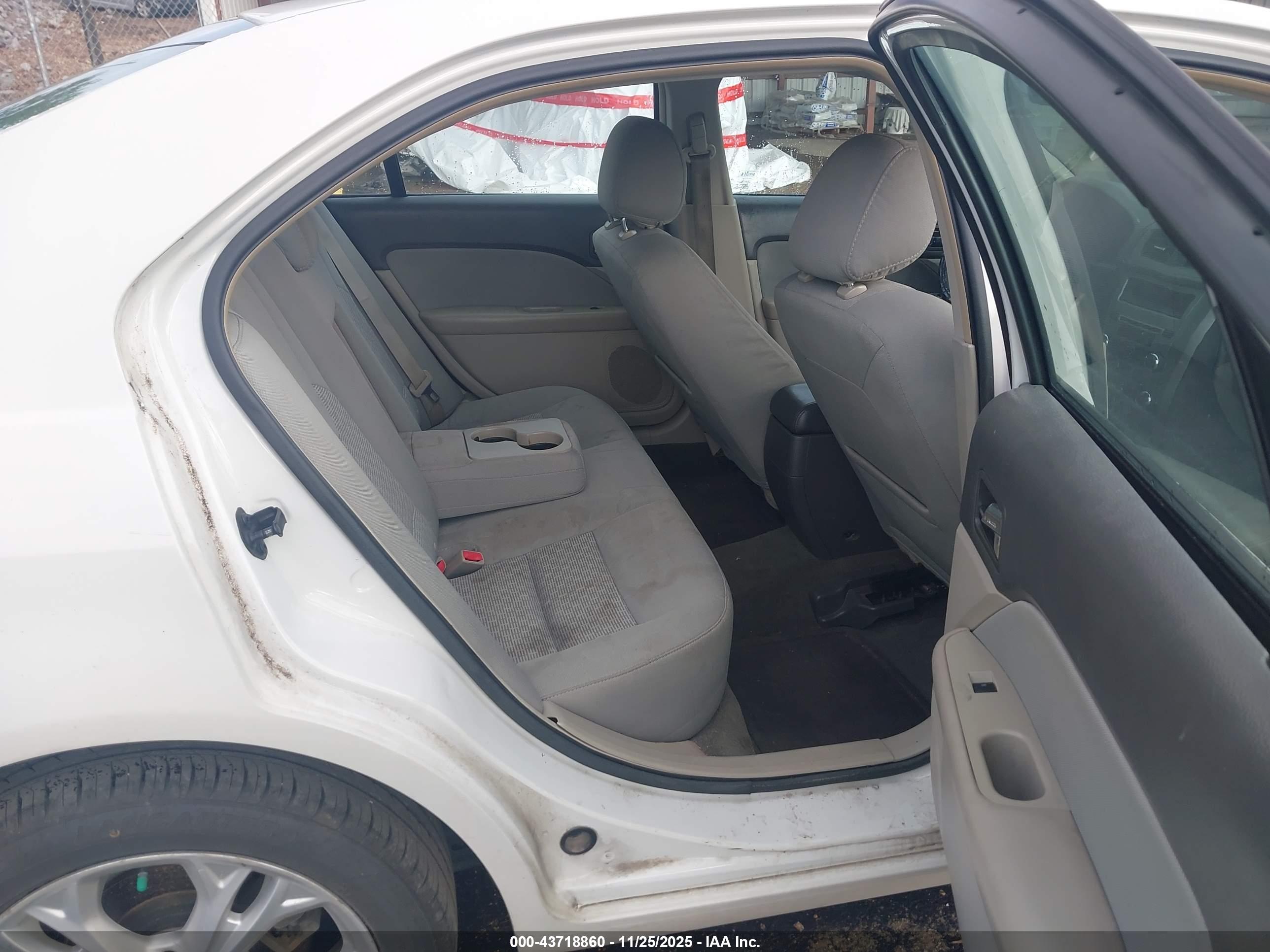 FORD FUSION image 8