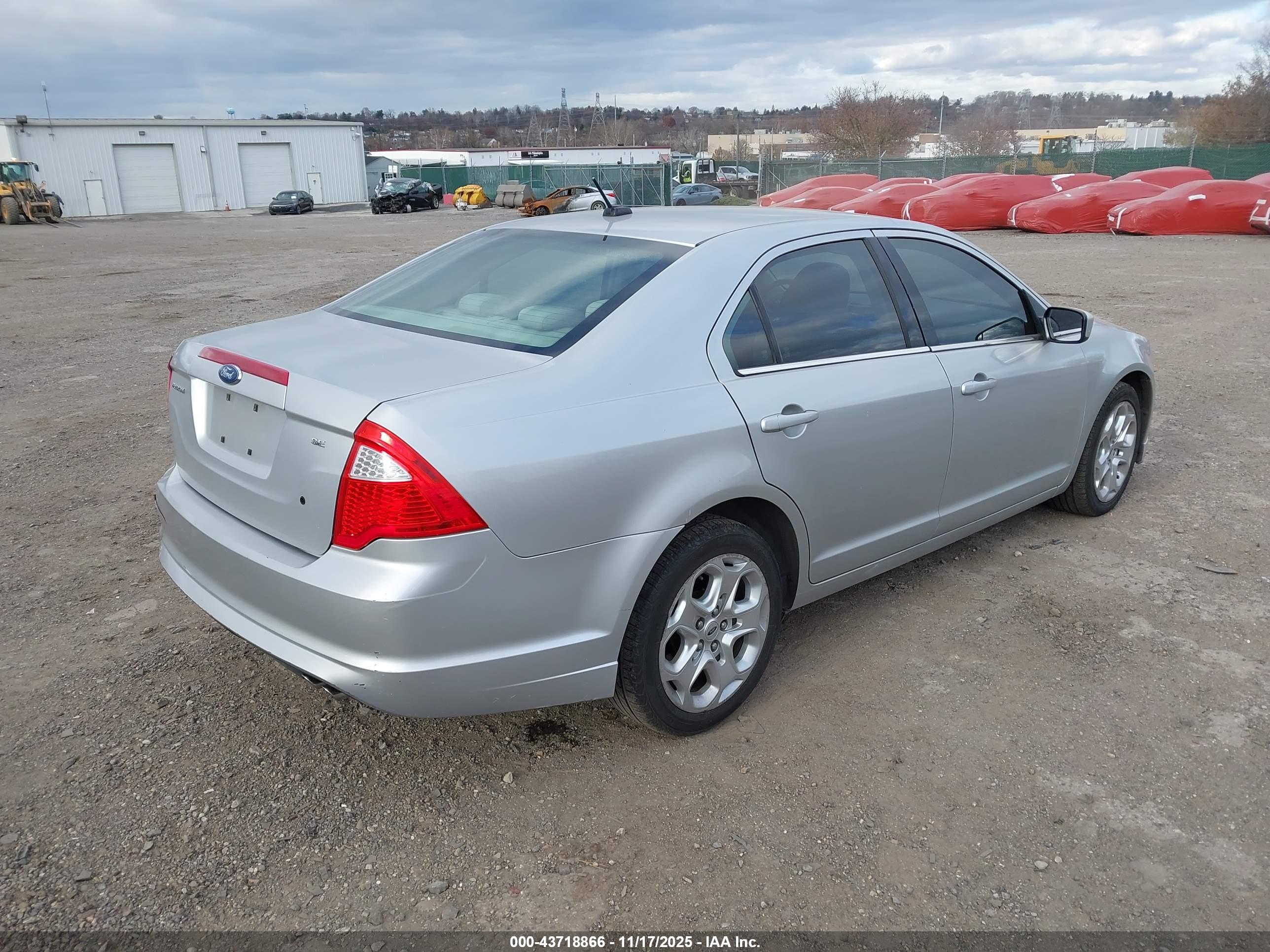 FORD FUSION image 4