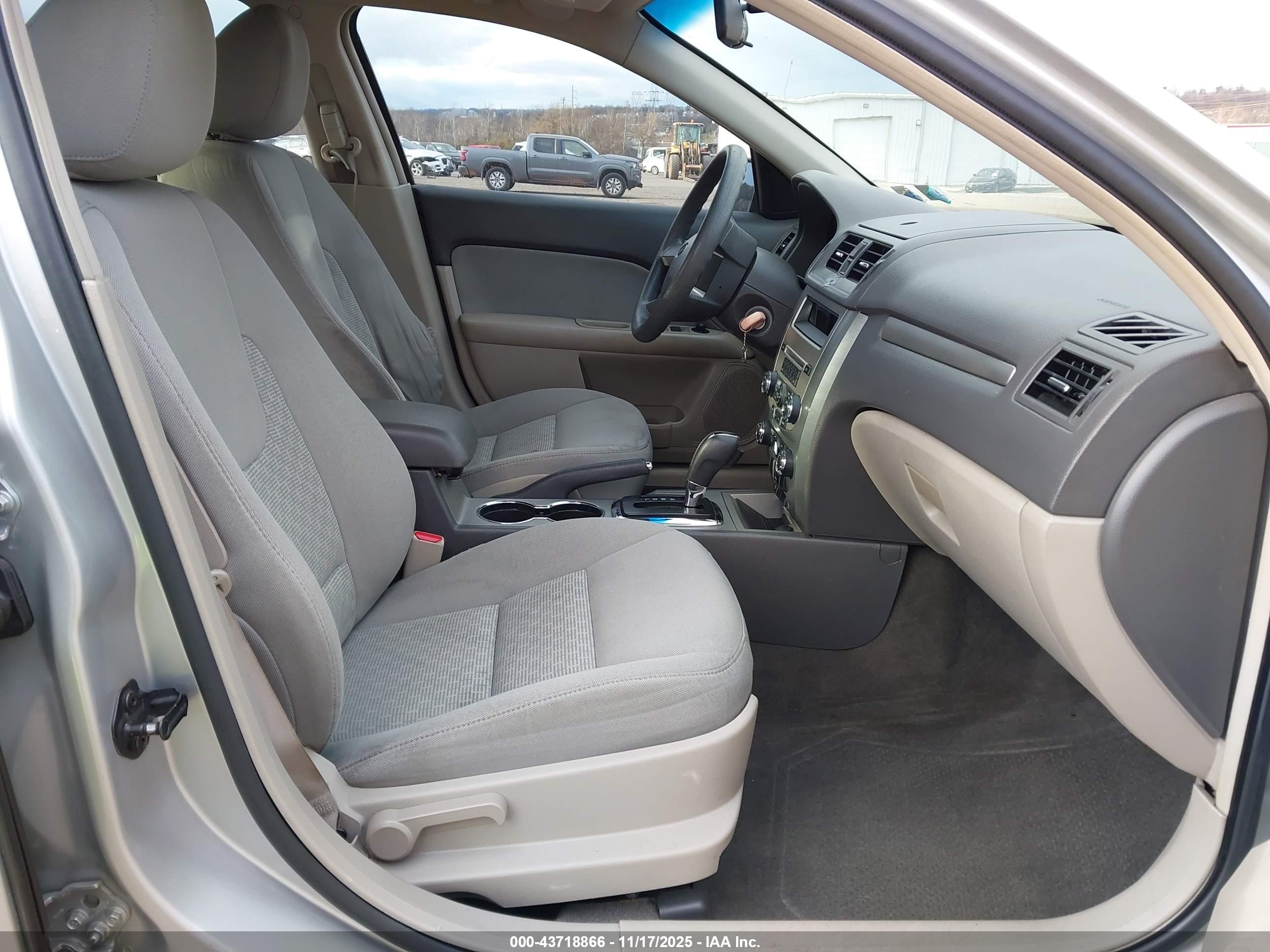 FORD FUSION image 5