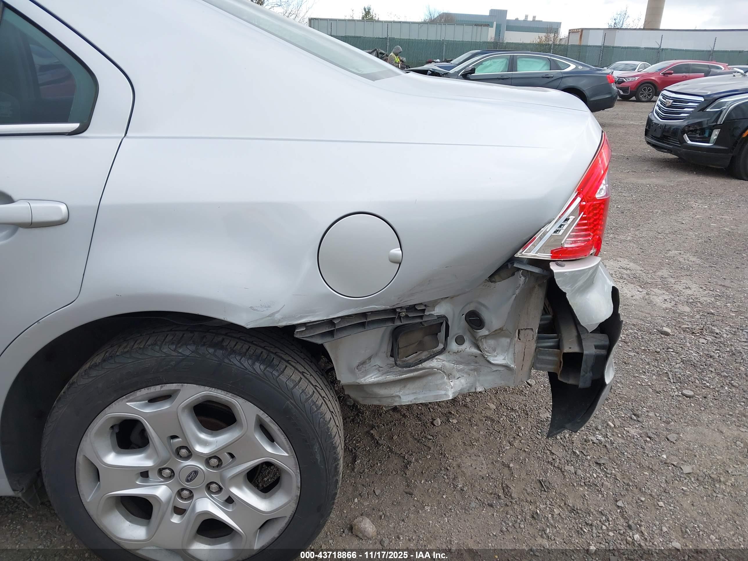 FORD FUSION image 6