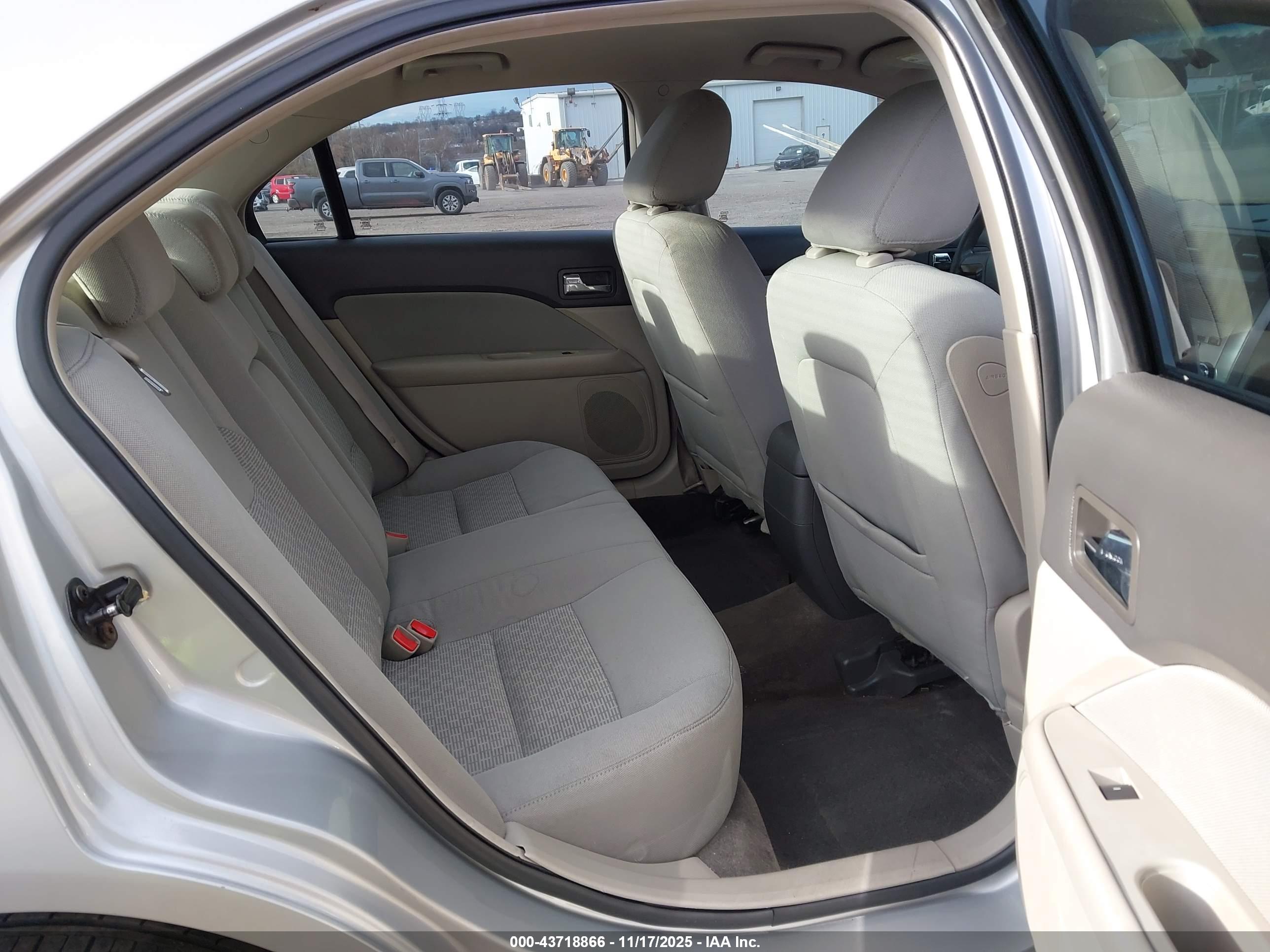 FORD FUSION image 8