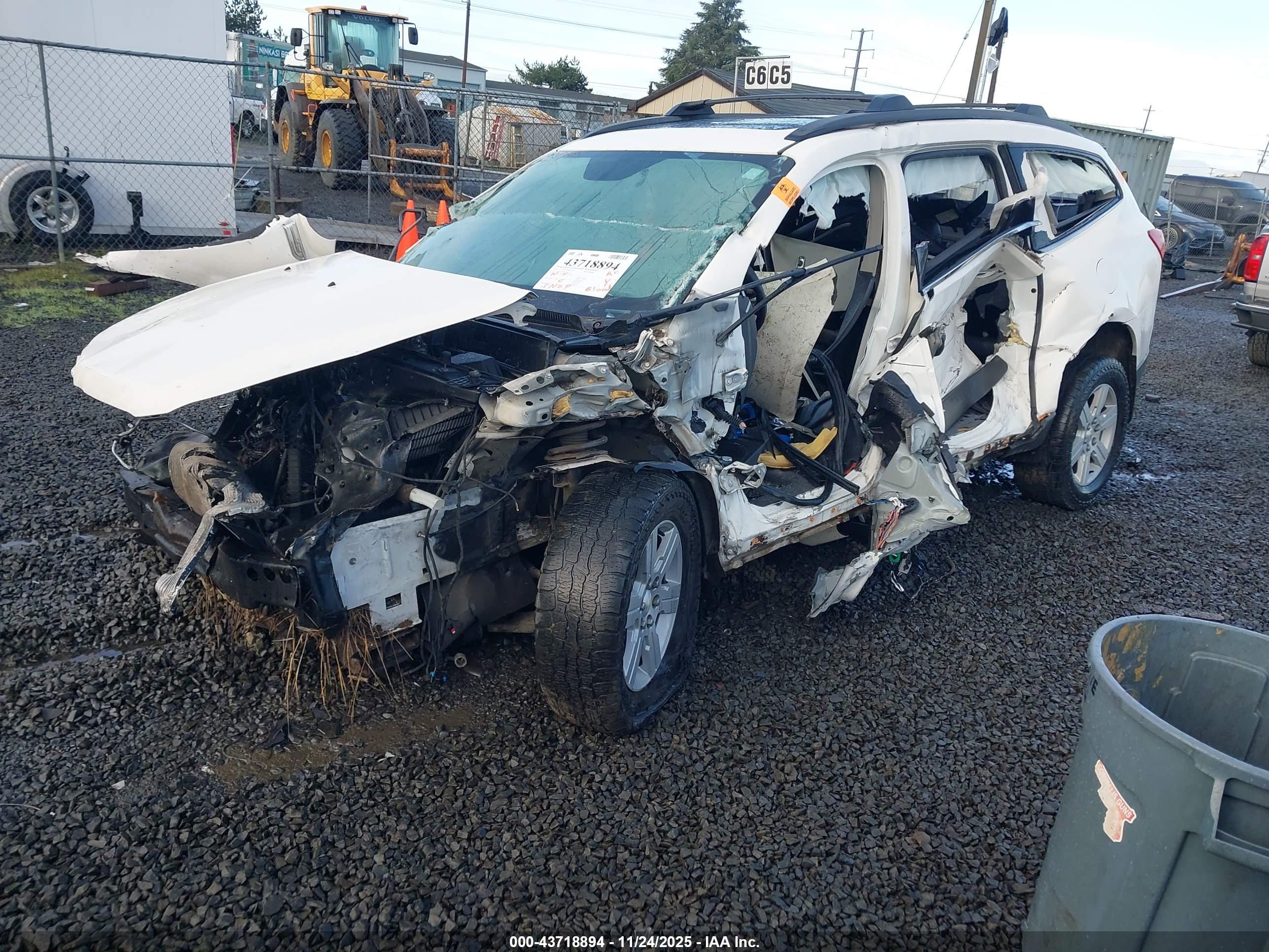 CHEVROLET TRAVERSE image 2