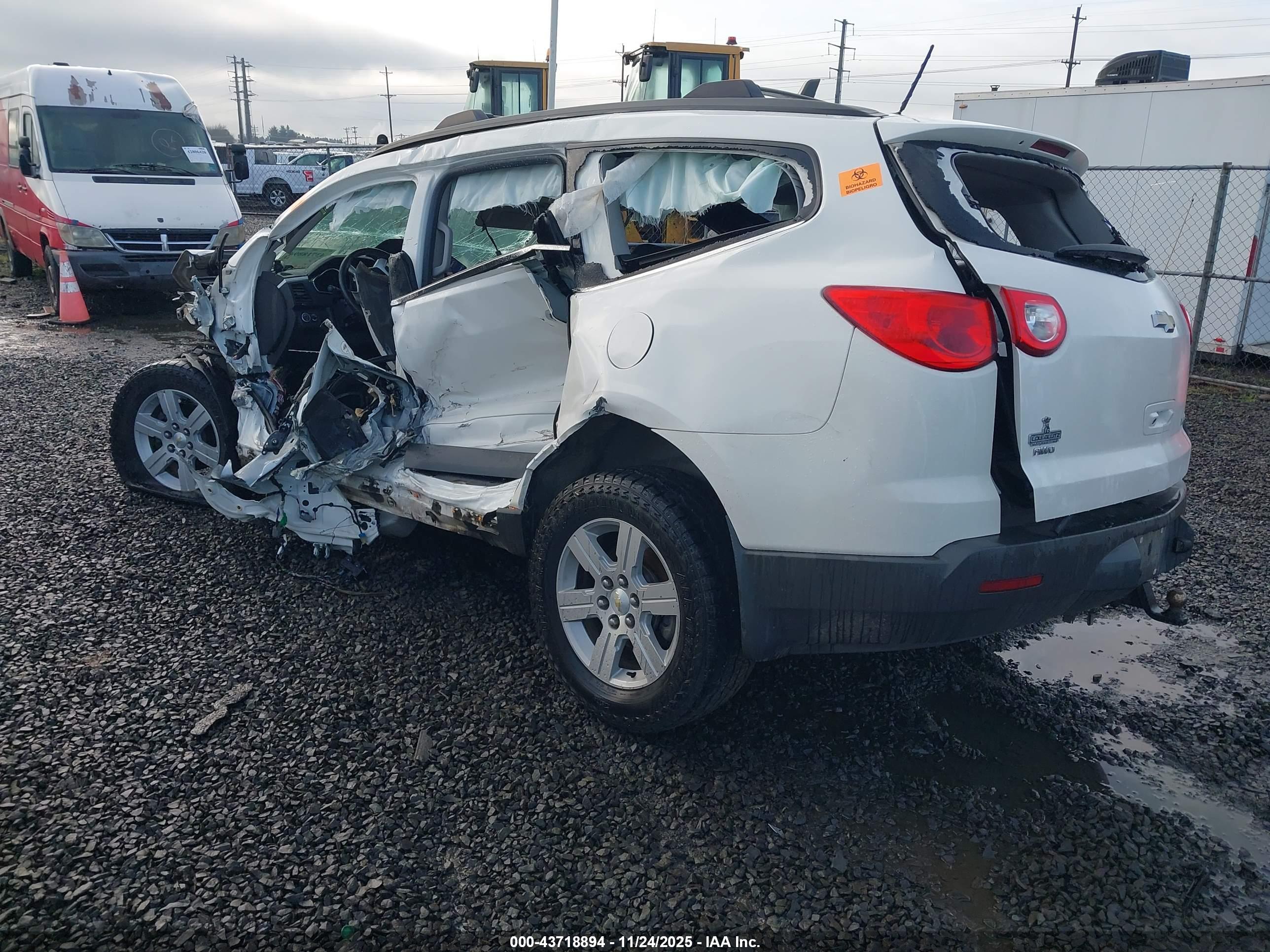 CHEVROLET TRAVERSE image 3