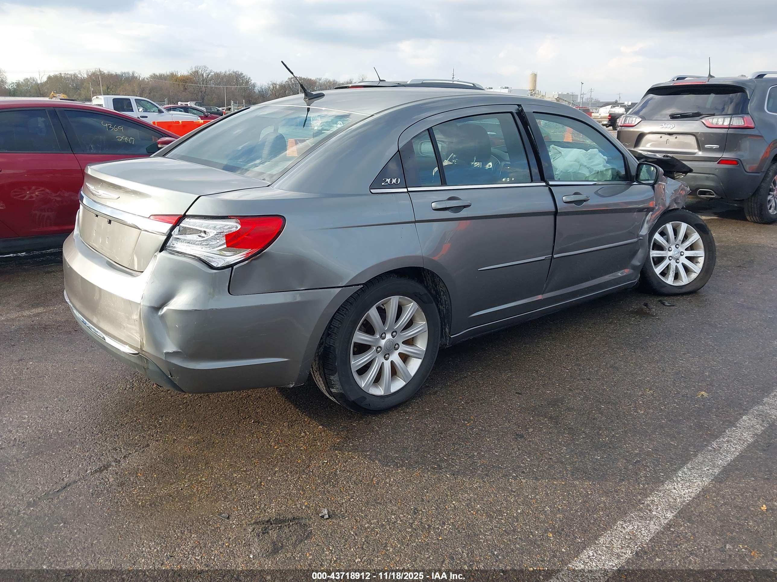 CHRYSLER 200 image 4
