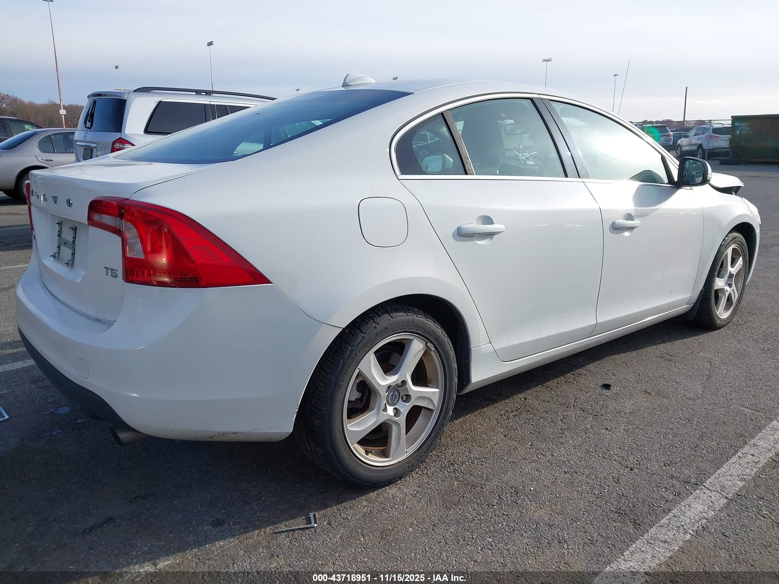 VOLVO S60 image 4