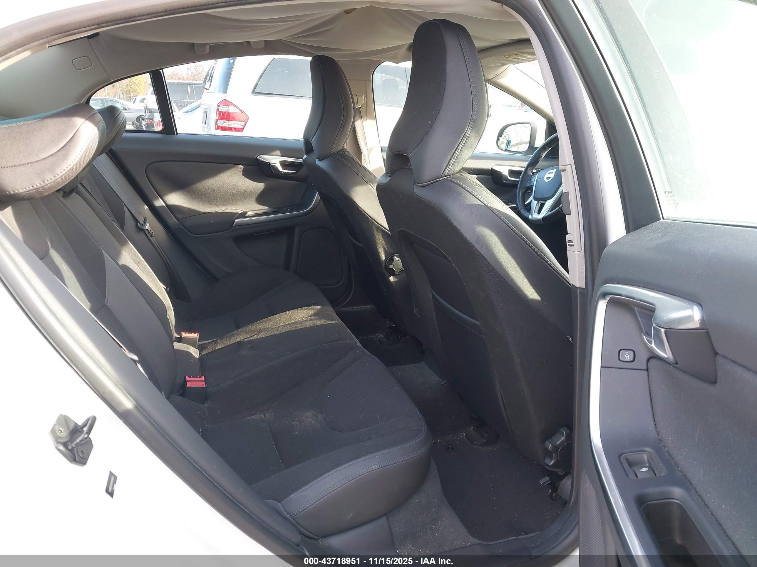 VOLVO S60 image 8