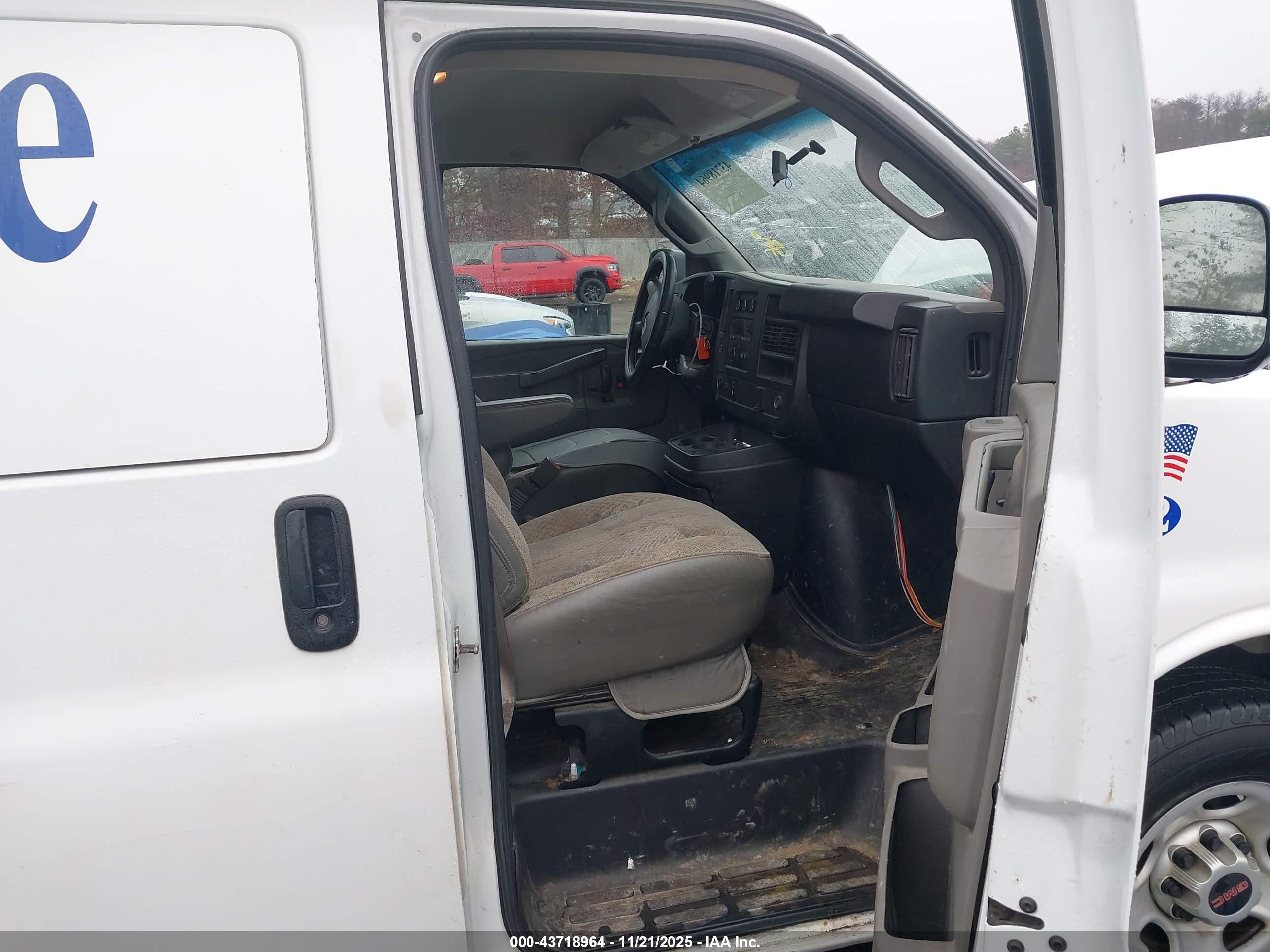GMC SAVANA image 5