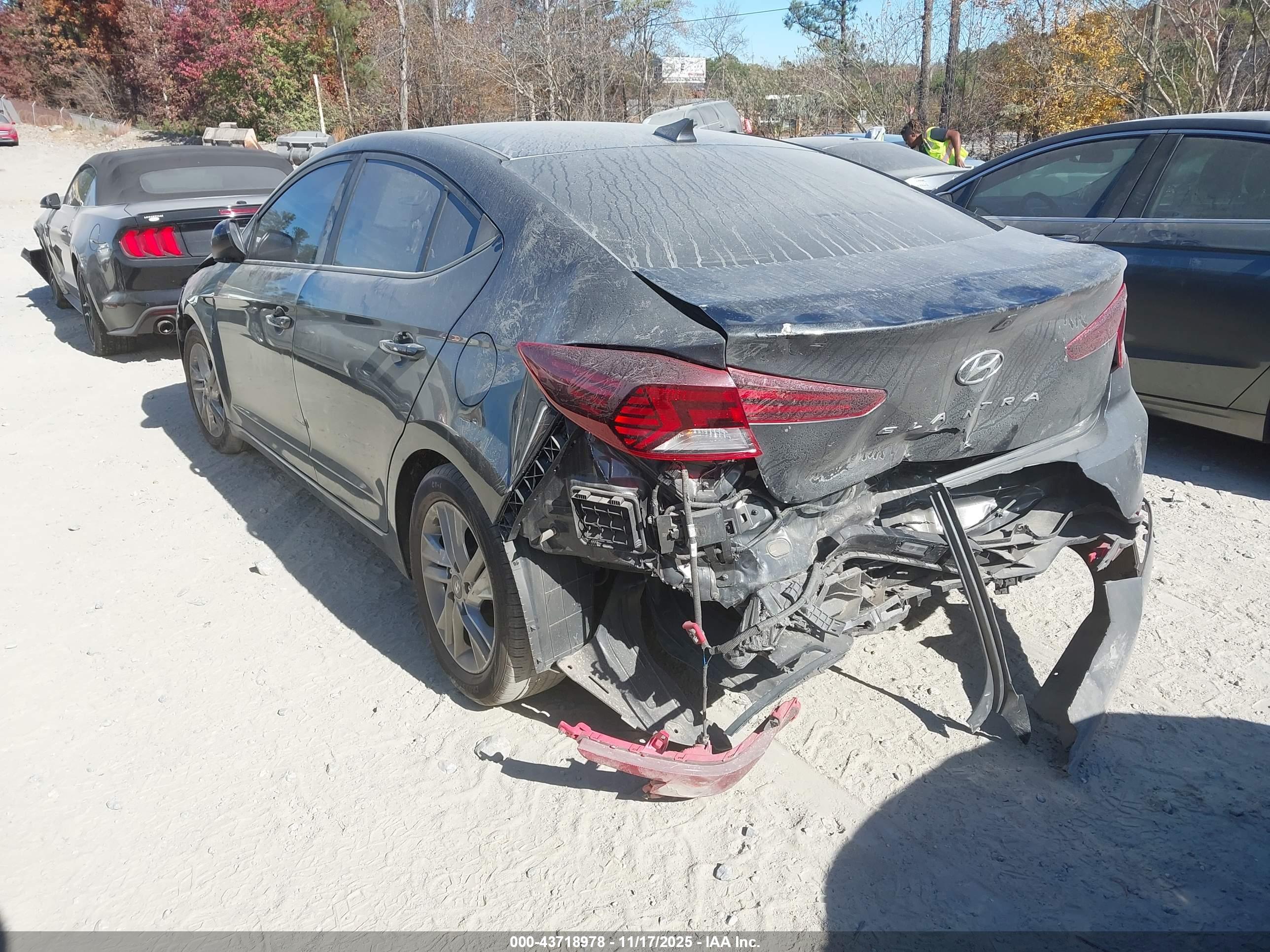 HYUNDAI ELANTRA image 3