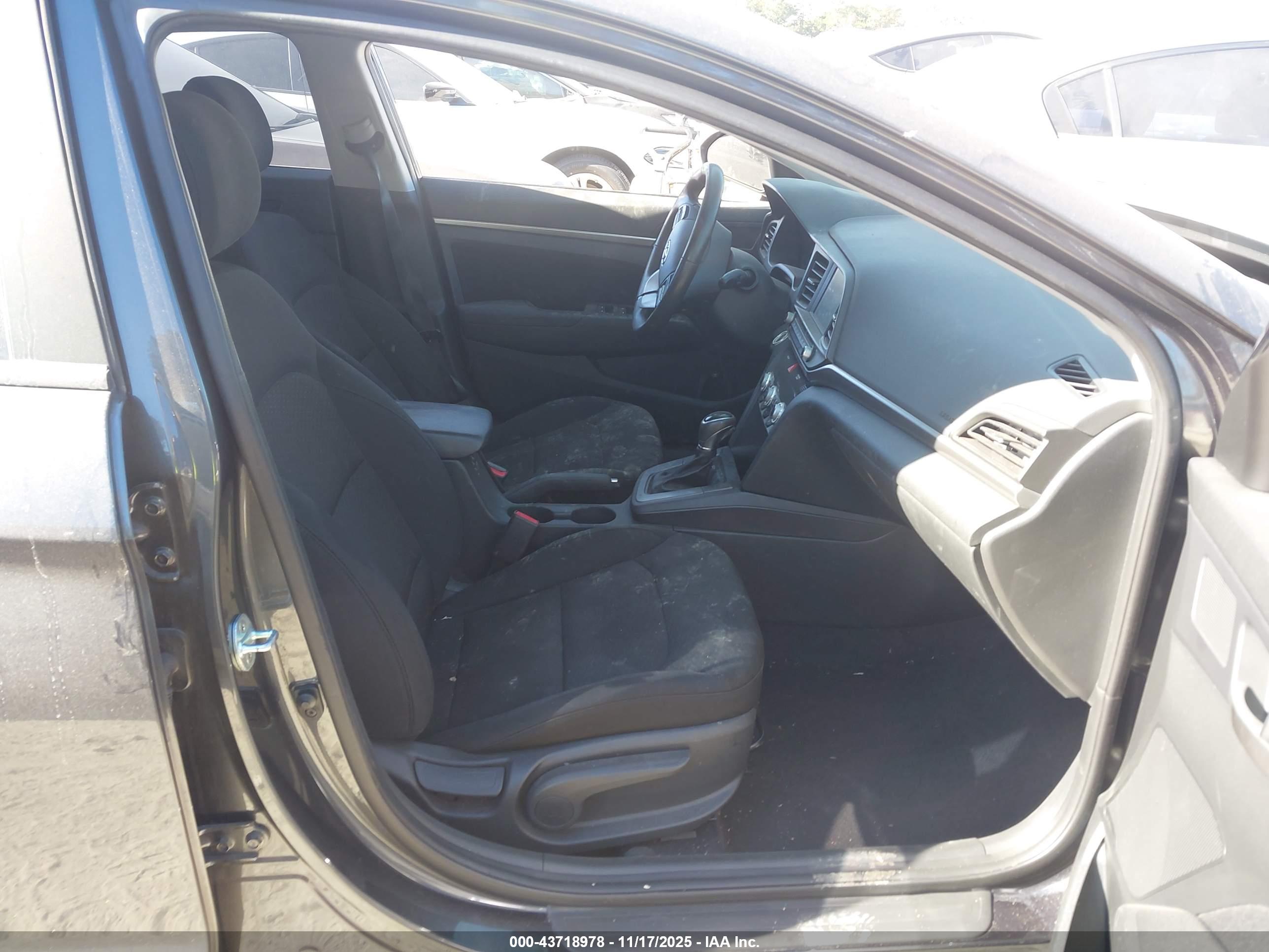 HYUNDAI ELANTRA image 5