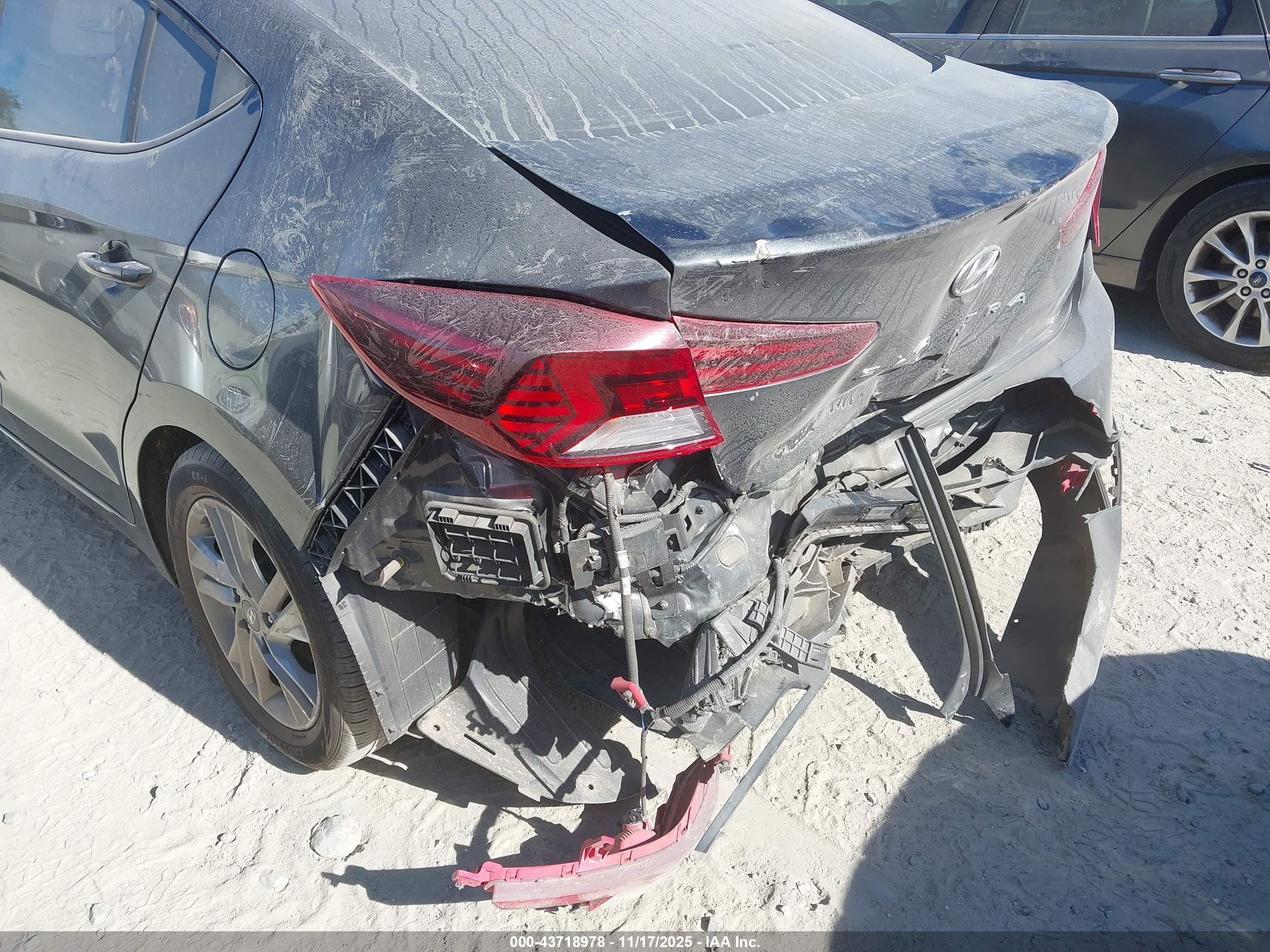 HYUNDAI ELANTRA image 6