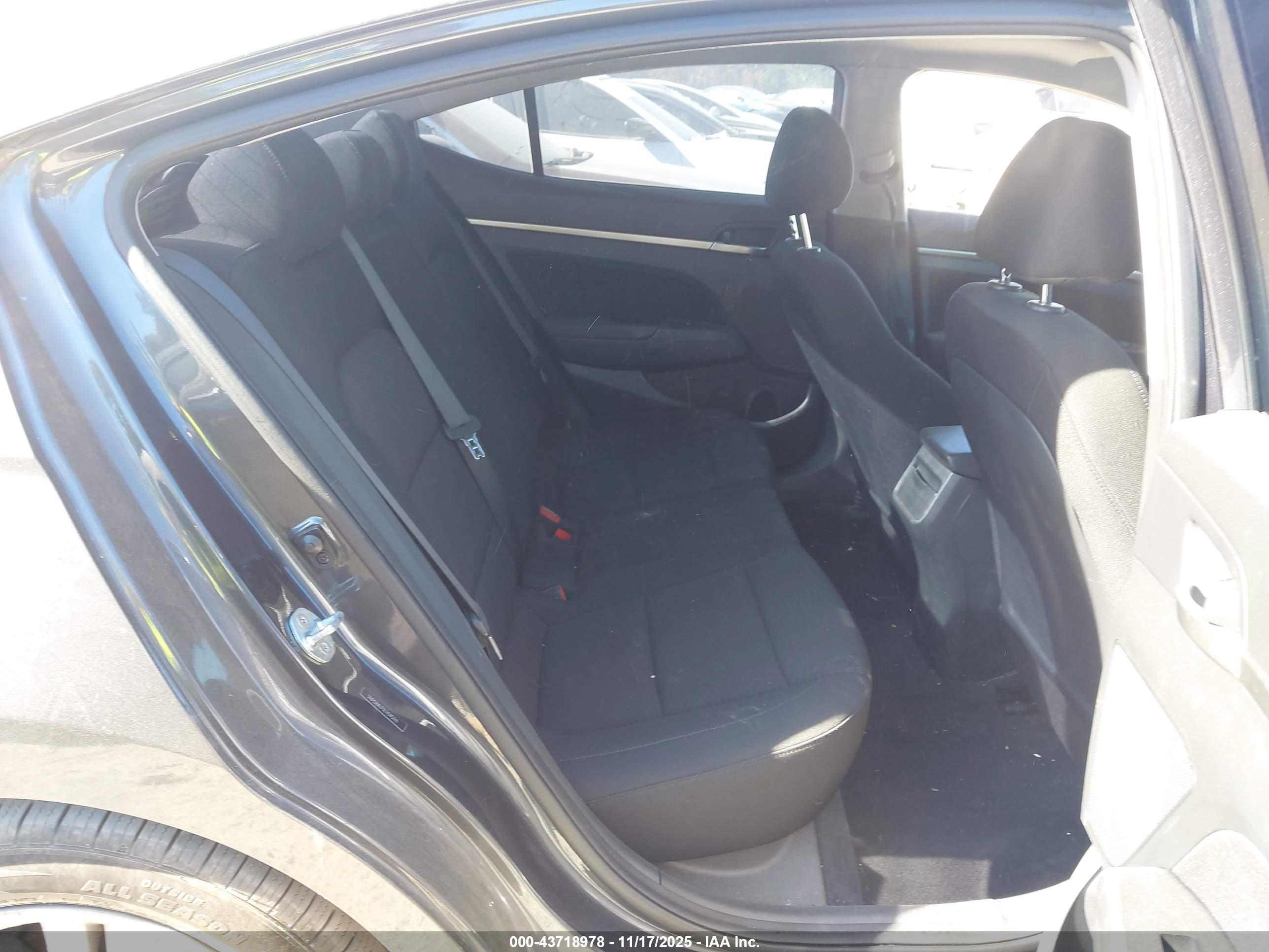 HYUNDAI ELANTRA image 8