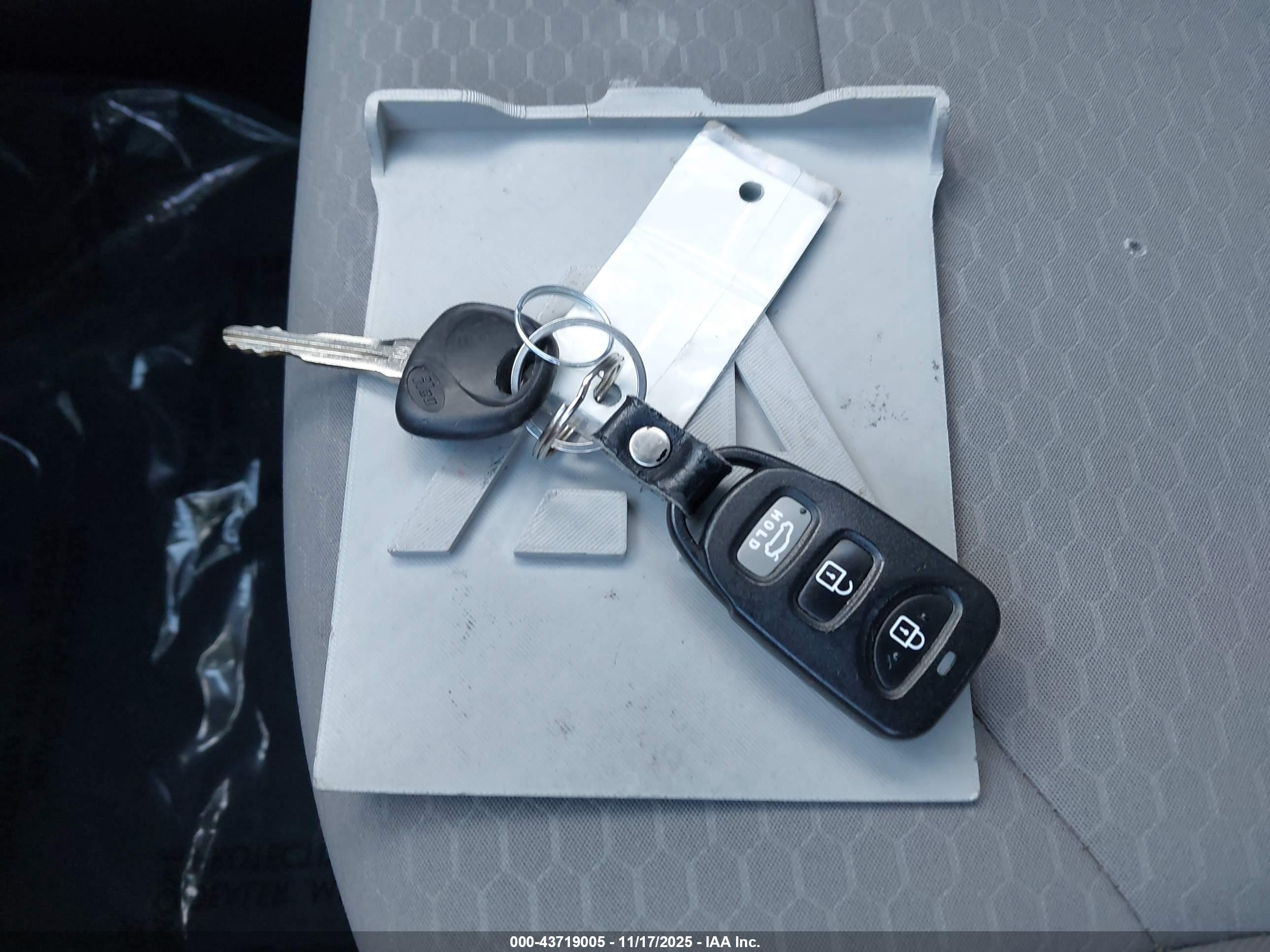 HYUNDAI ELANTRA image 11