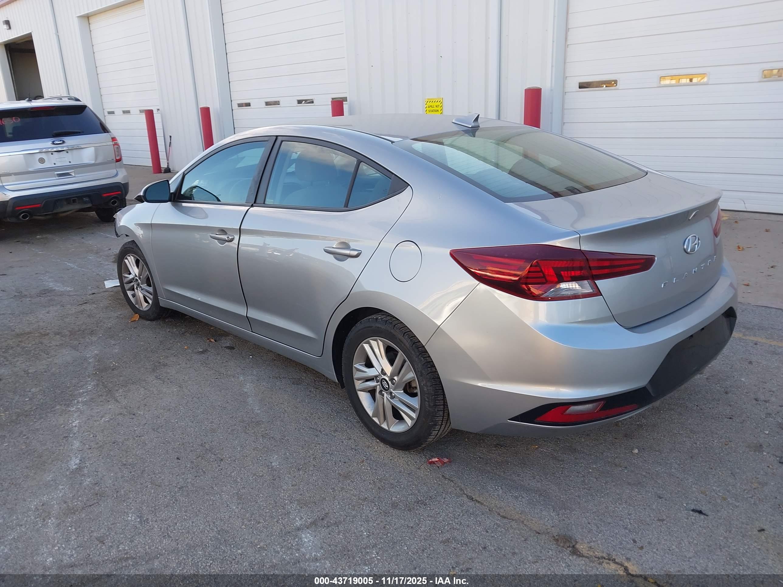 HYUNDAI ELANTRA image 3
