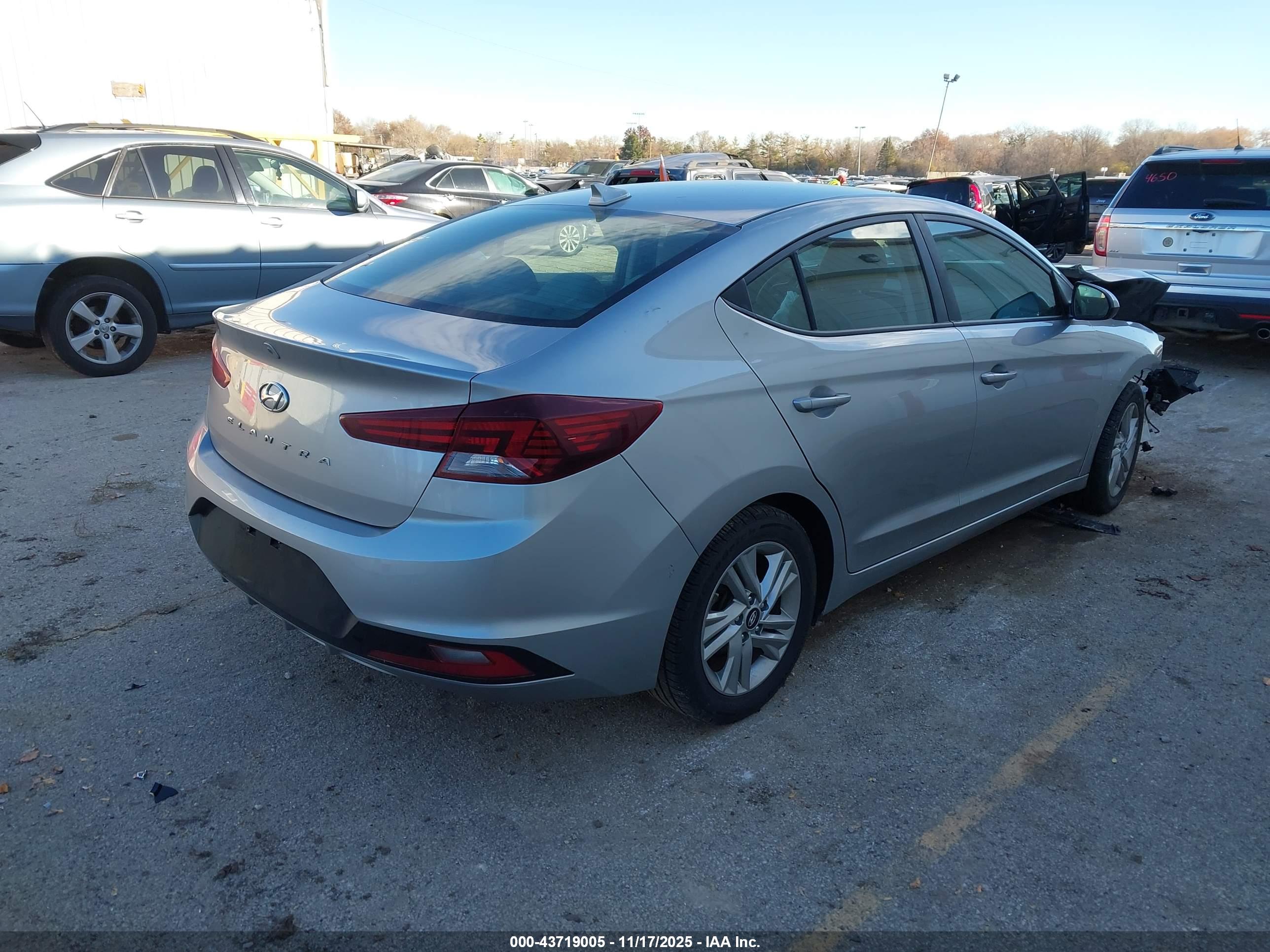HYUNDAI ELANTRA image 4