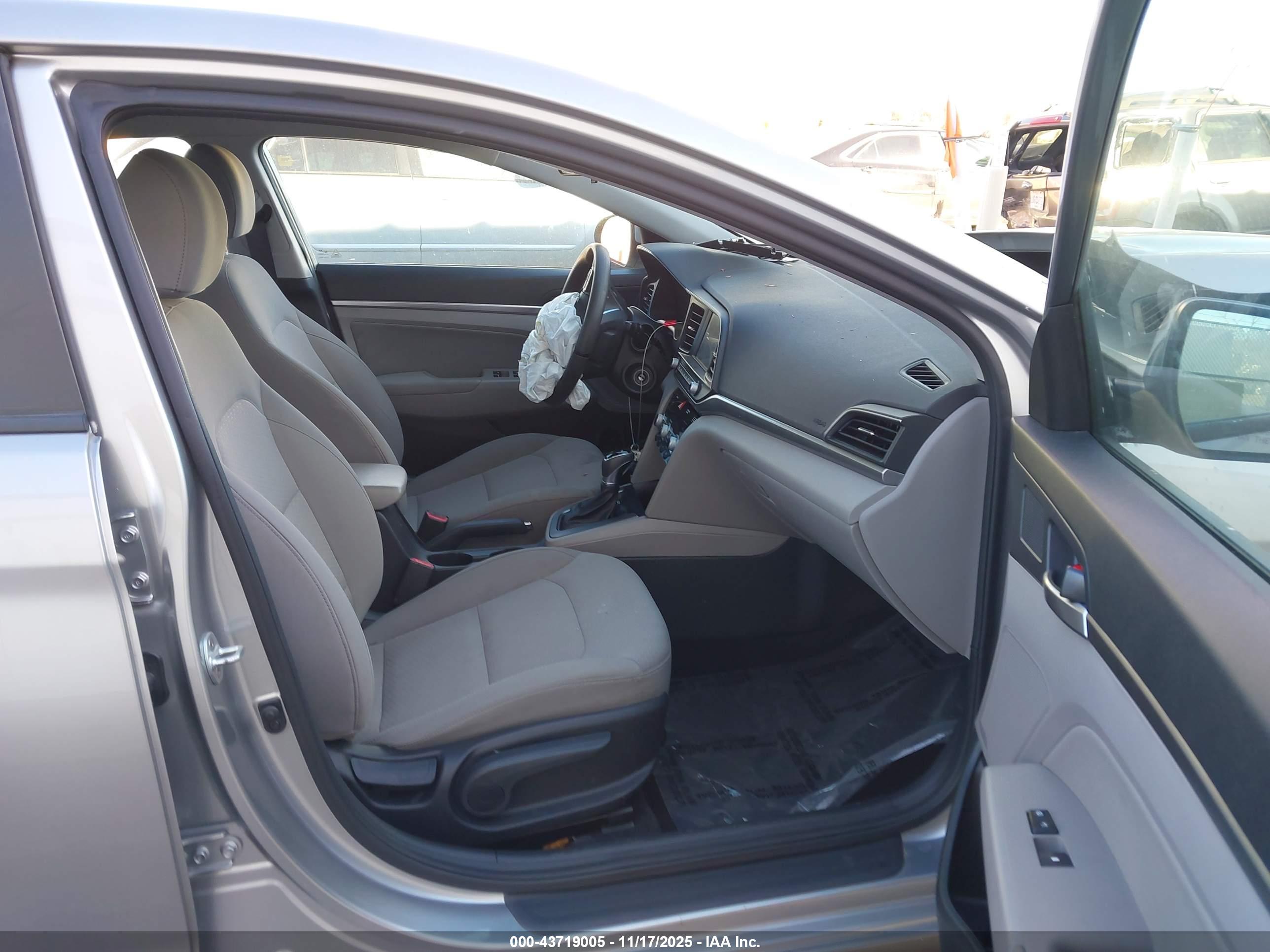 HYUNDAI ELANTRA image 5