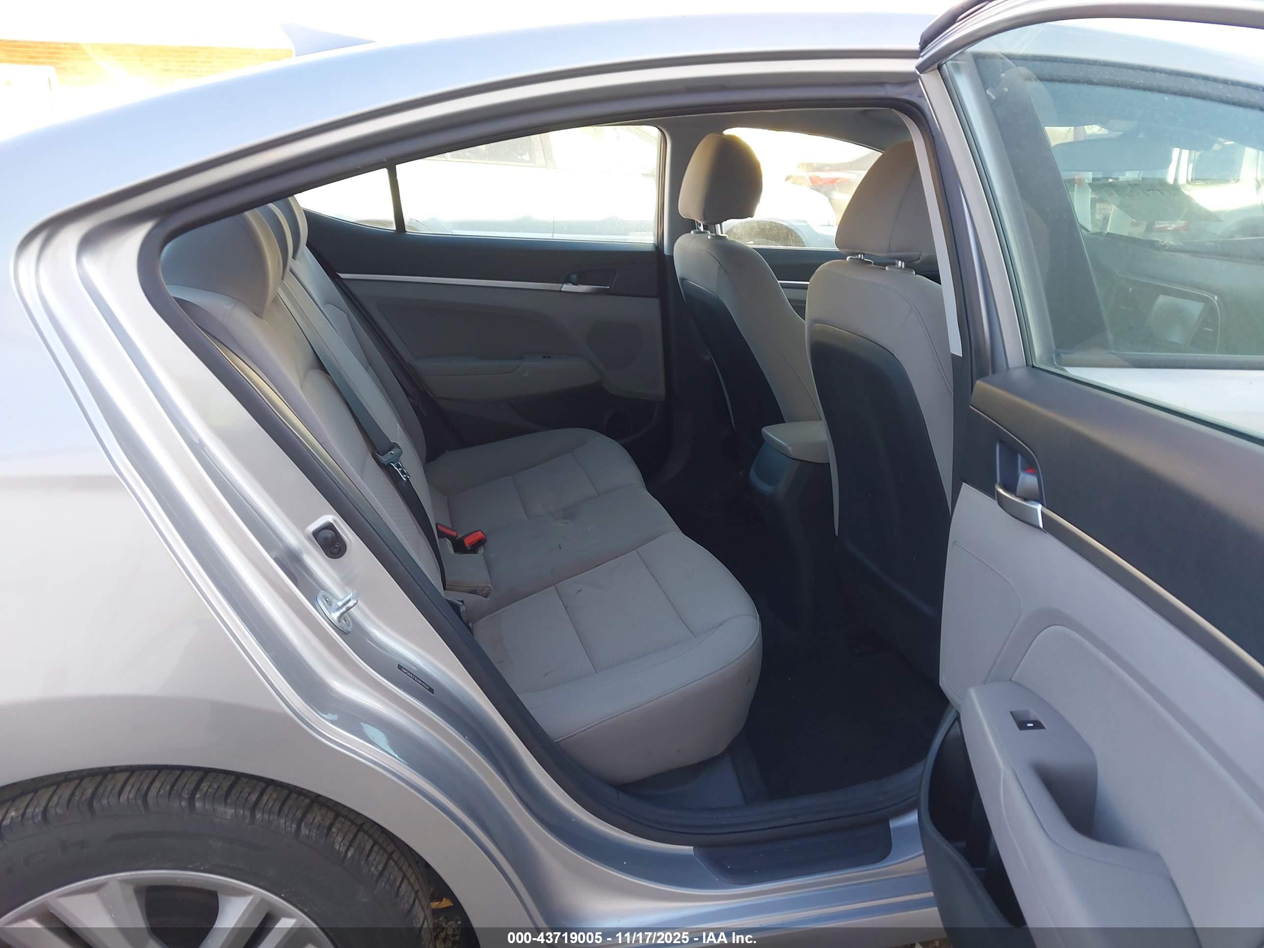 HYUNDAI ELANTRA image 8