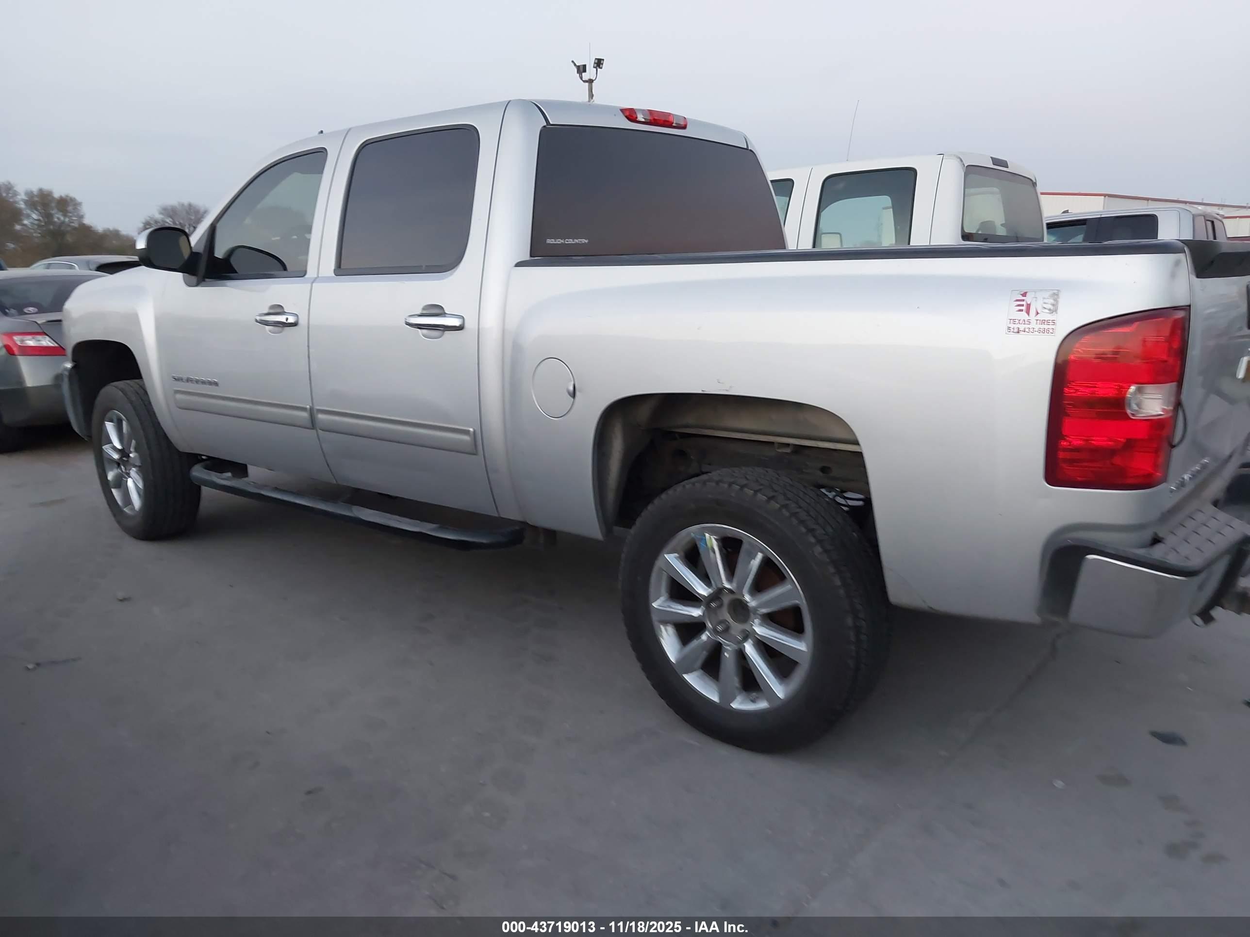 CHEVROLET SILVERADO image 3