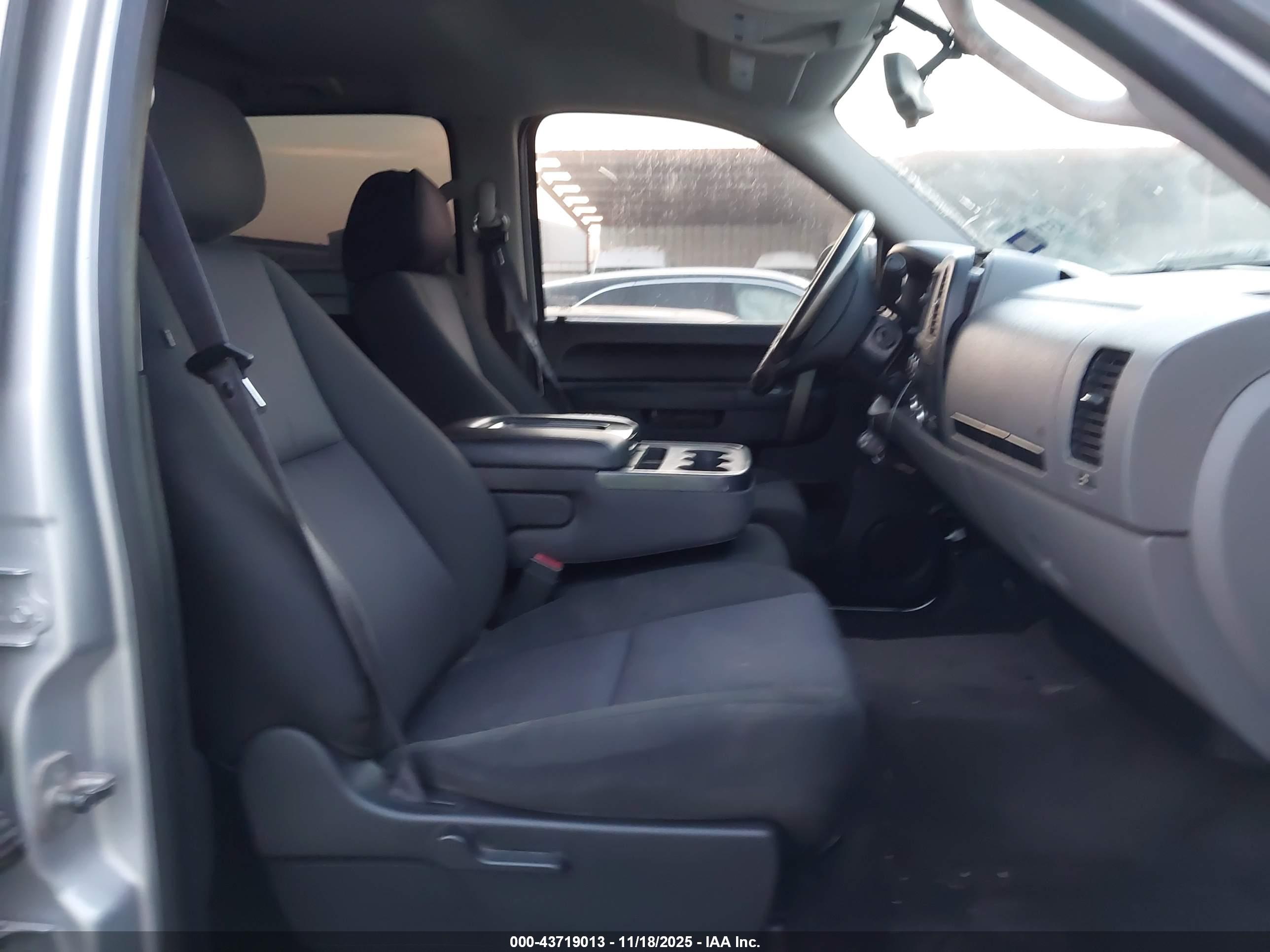 CHEVROLET SILVERADO image 5