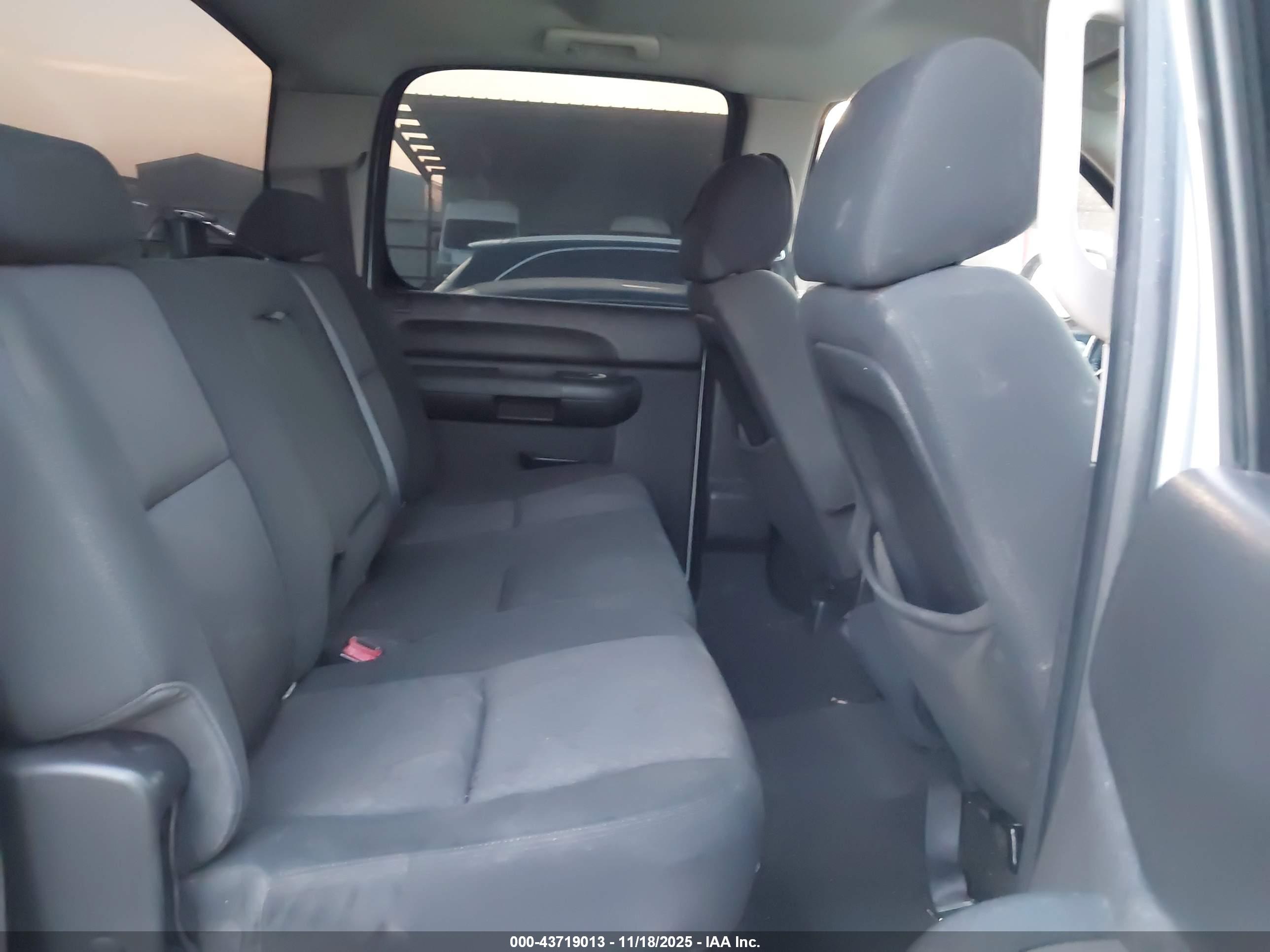 CHEVROLET SILVERADO image 8