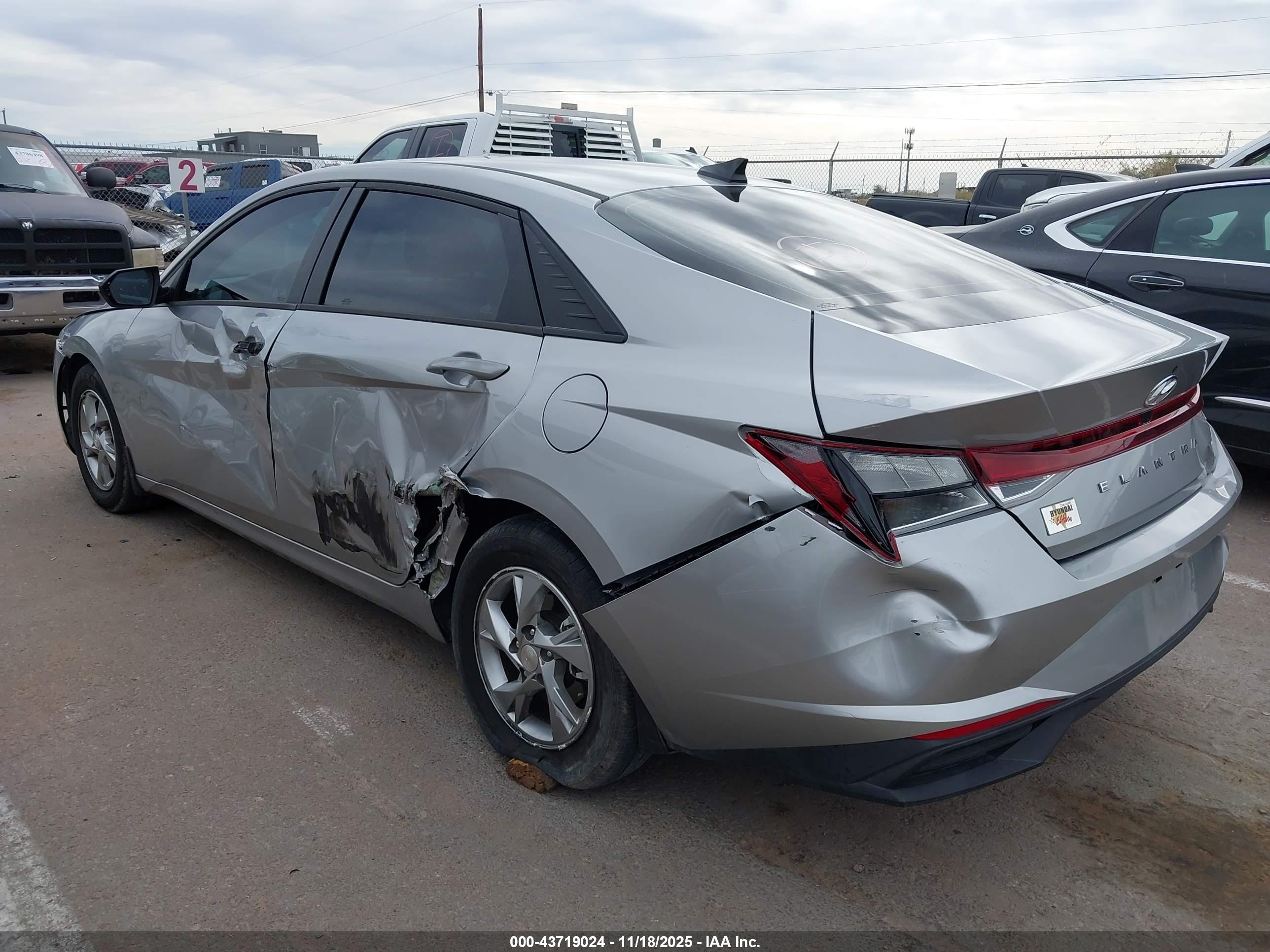 HYUNDAI ELANTRA image 3