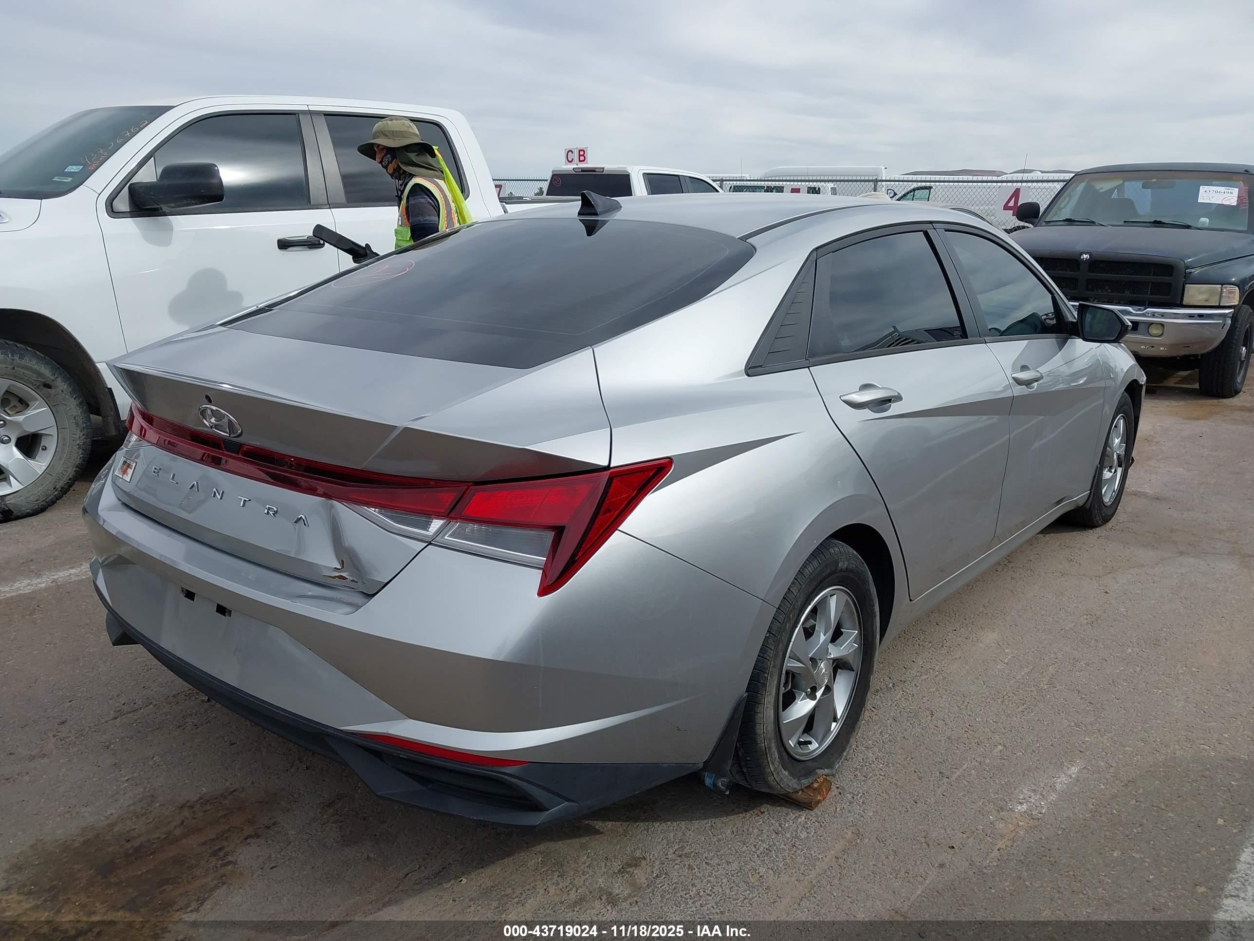 HYUNDAI ELANTRA image 4