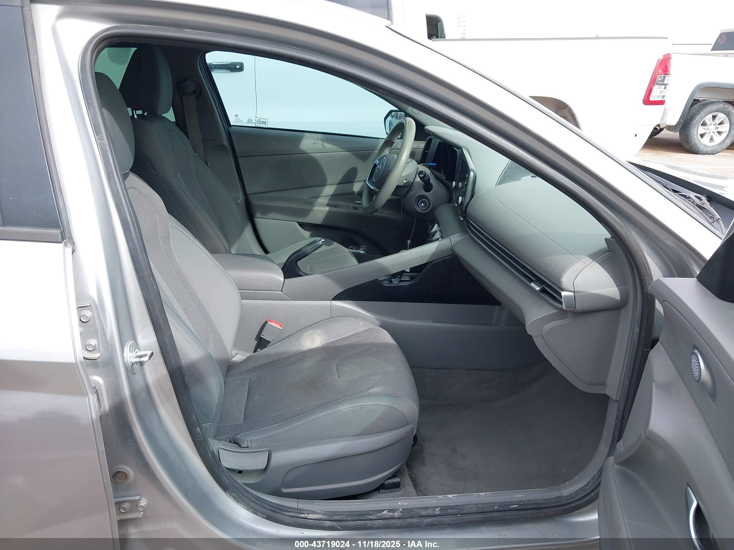 HYUNDAI ELANTRA image 5