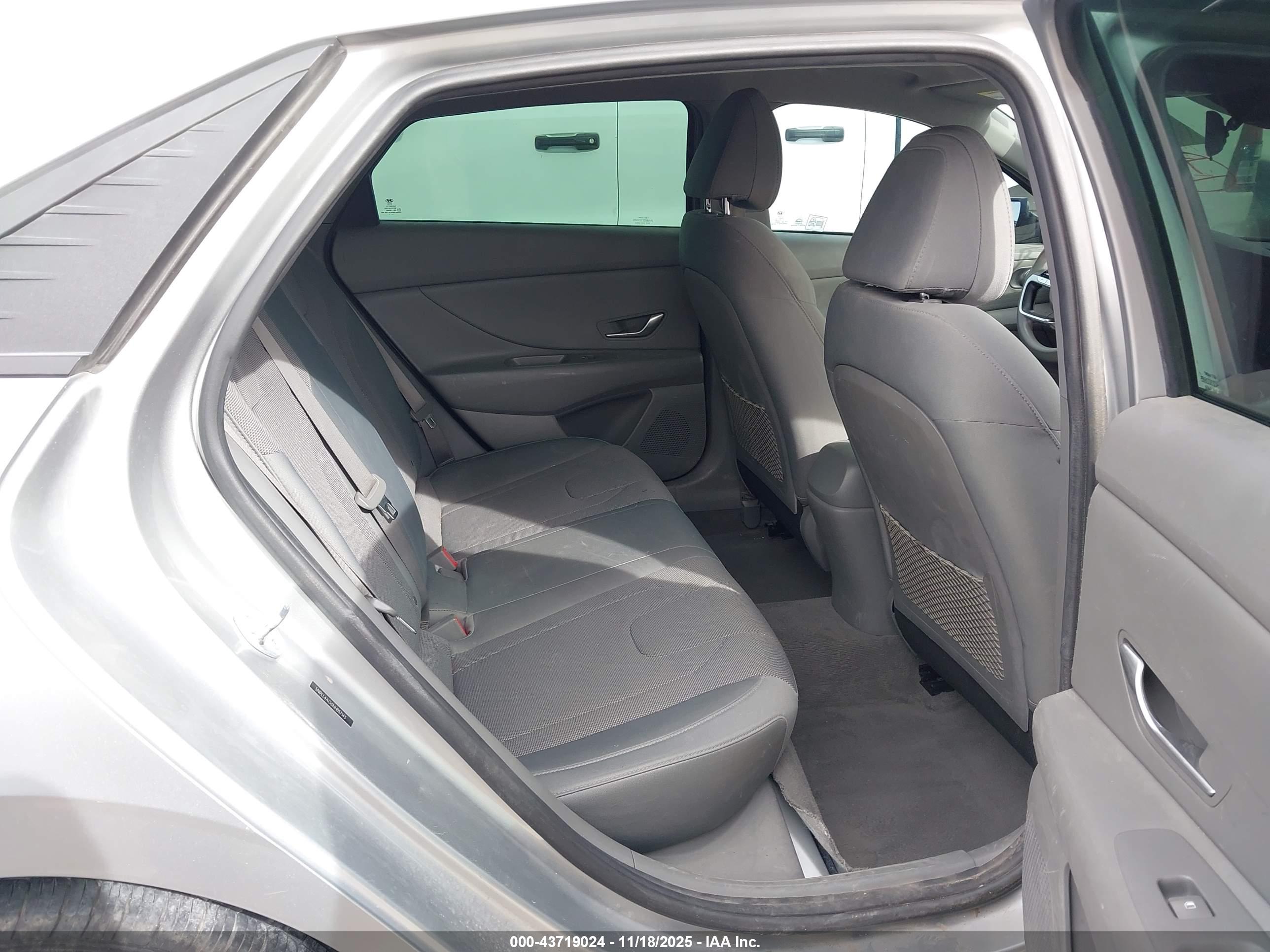 HYUNDAI ELANTRA image 8