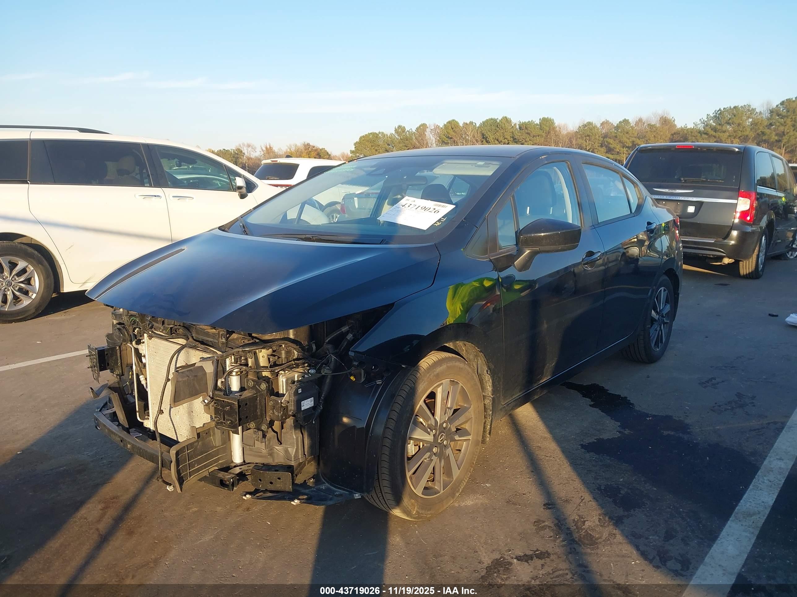 NISSAN VERSA image 2