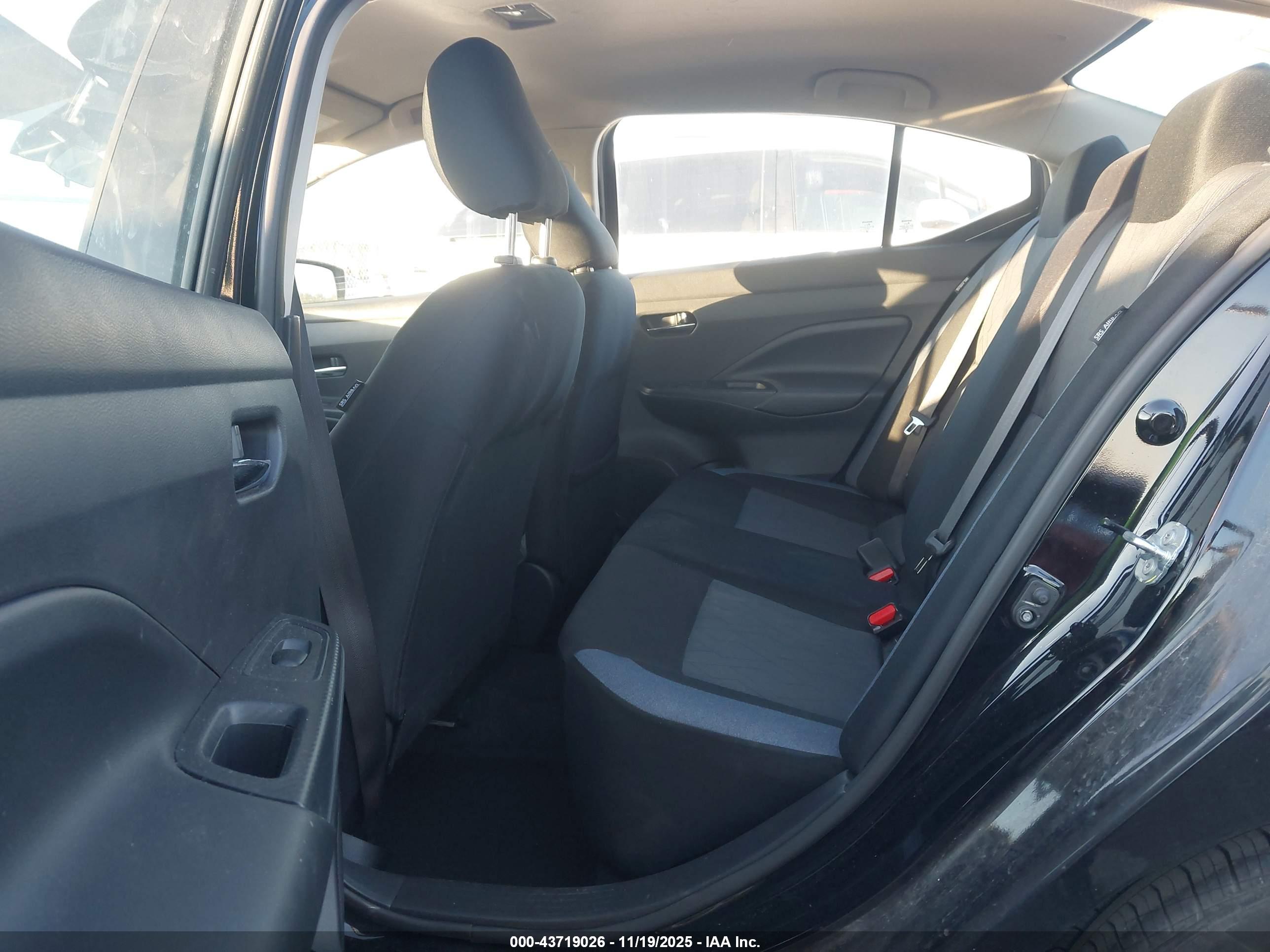 NISSAN VERSA image 8