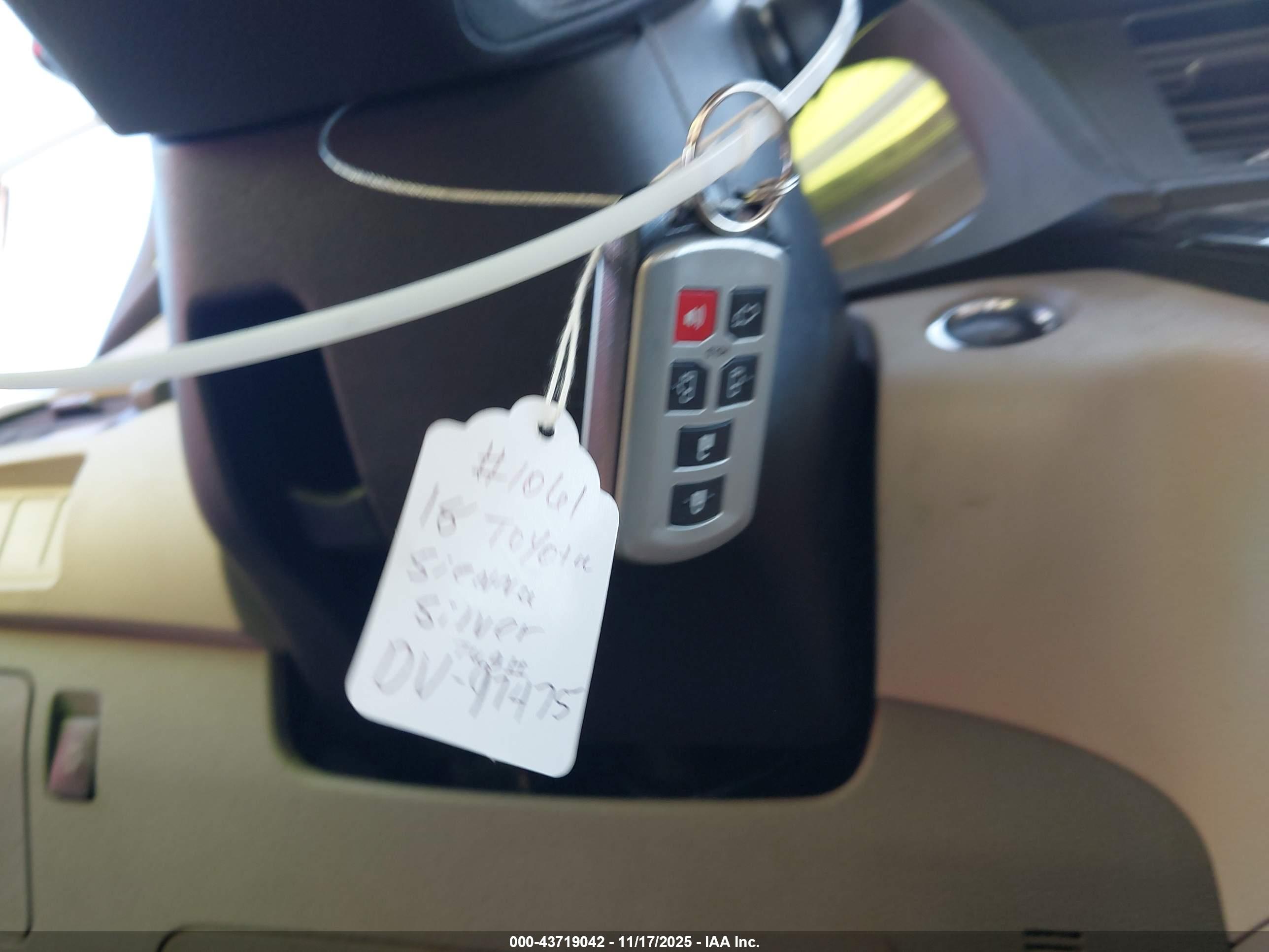 TOYOTA SIENNA image 11