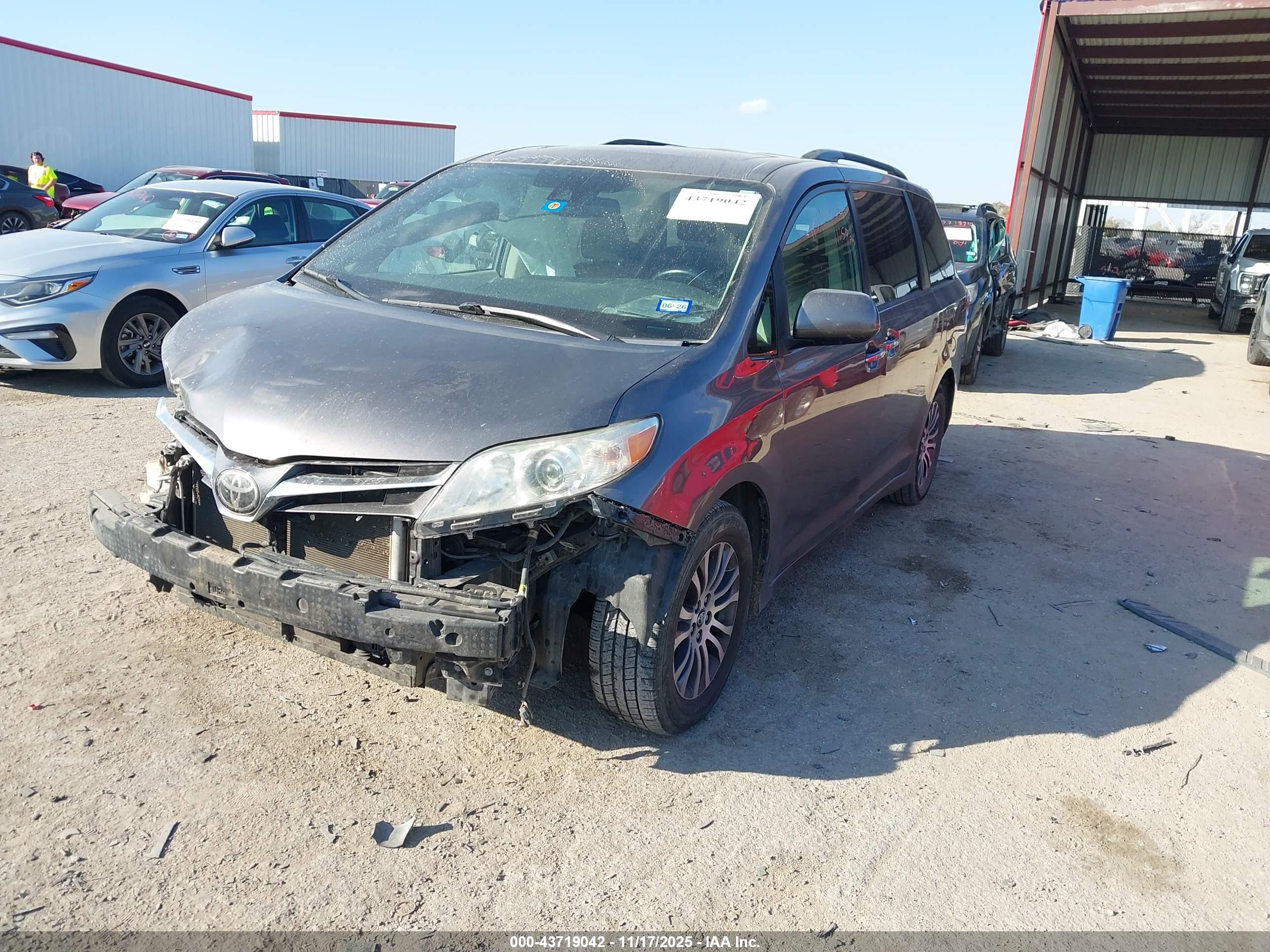 TOYOTA SIENNA image 2