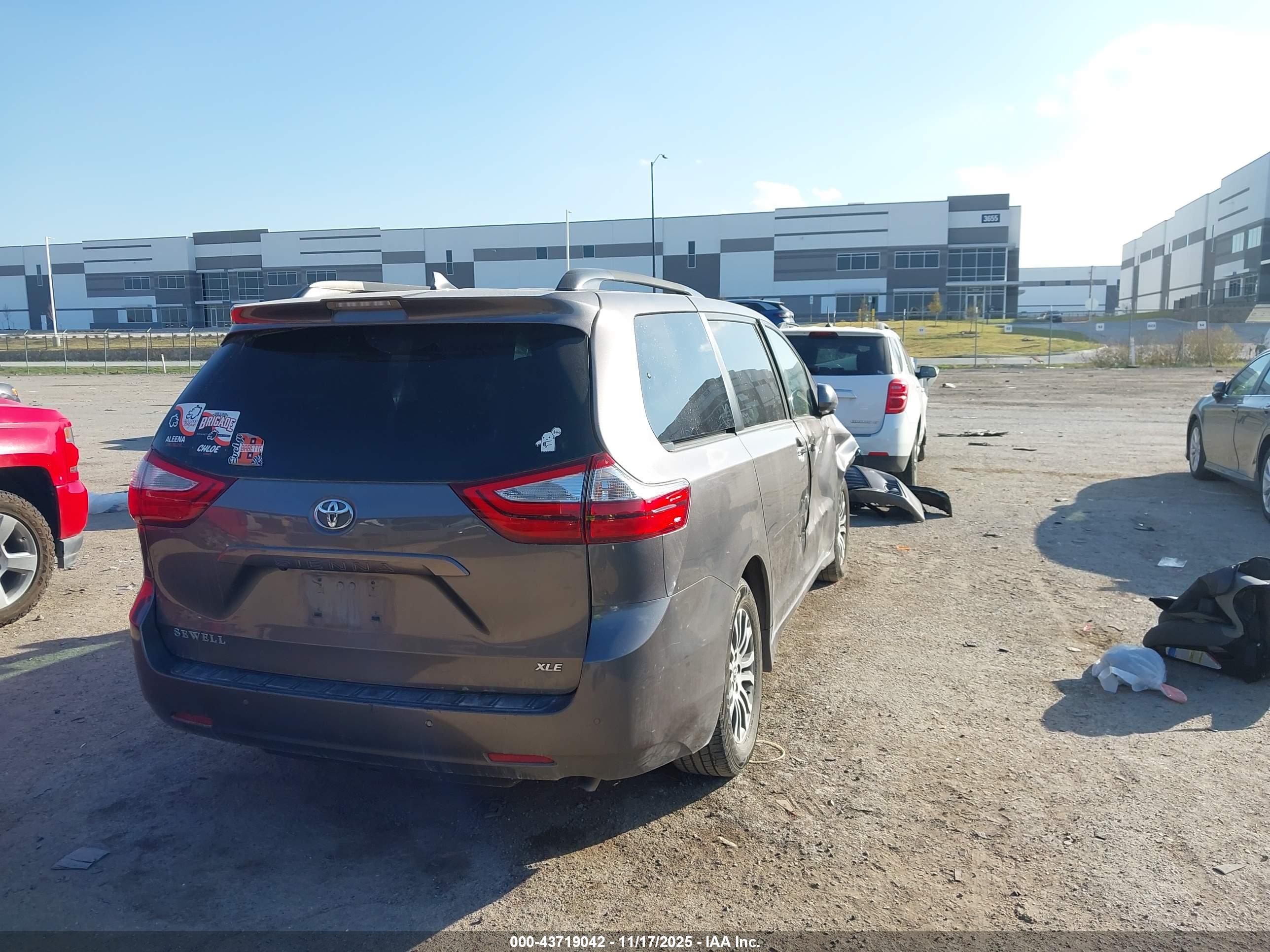 TOYOTA SIENNA image 4