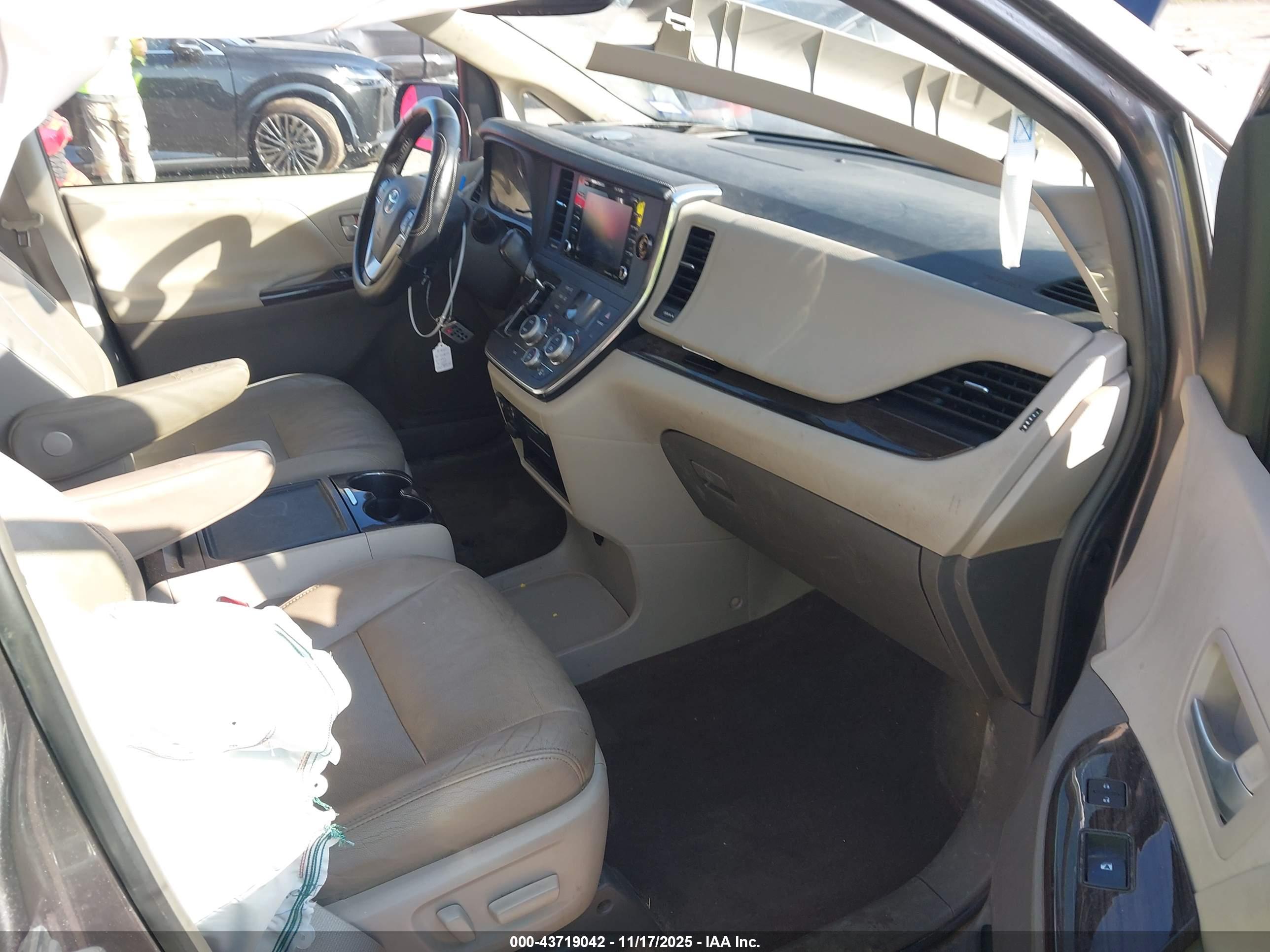 TOYOTA SIENNA image 5