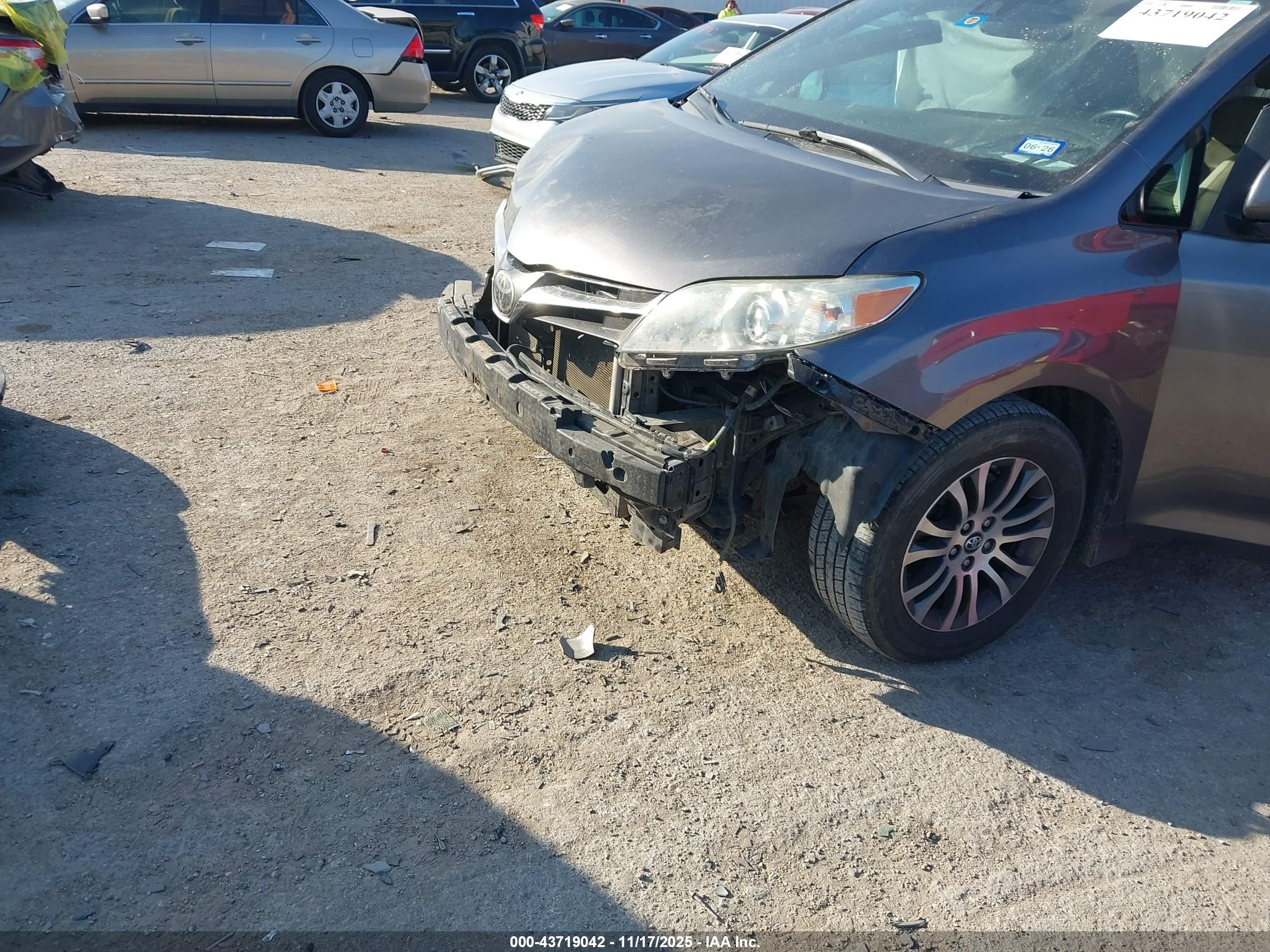 TOYOTA SIENNA image 6