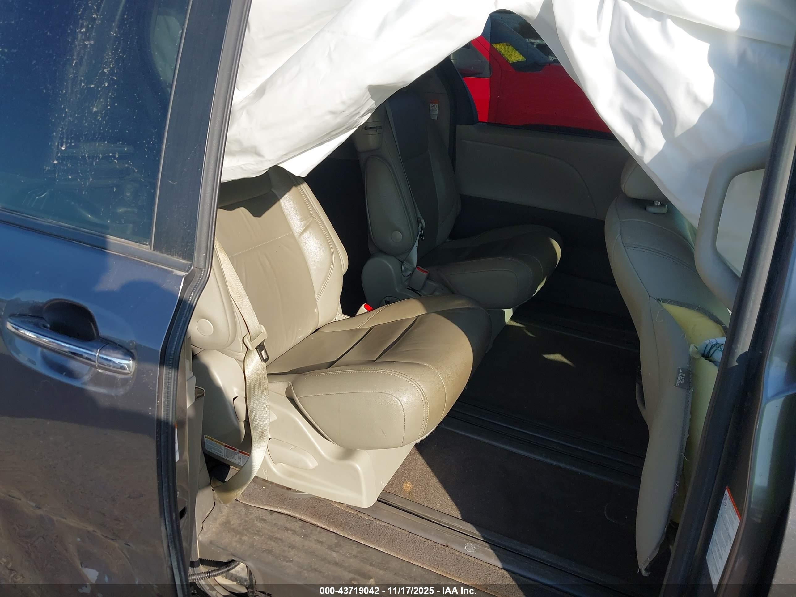 TOYOTA SIENNA image 8
