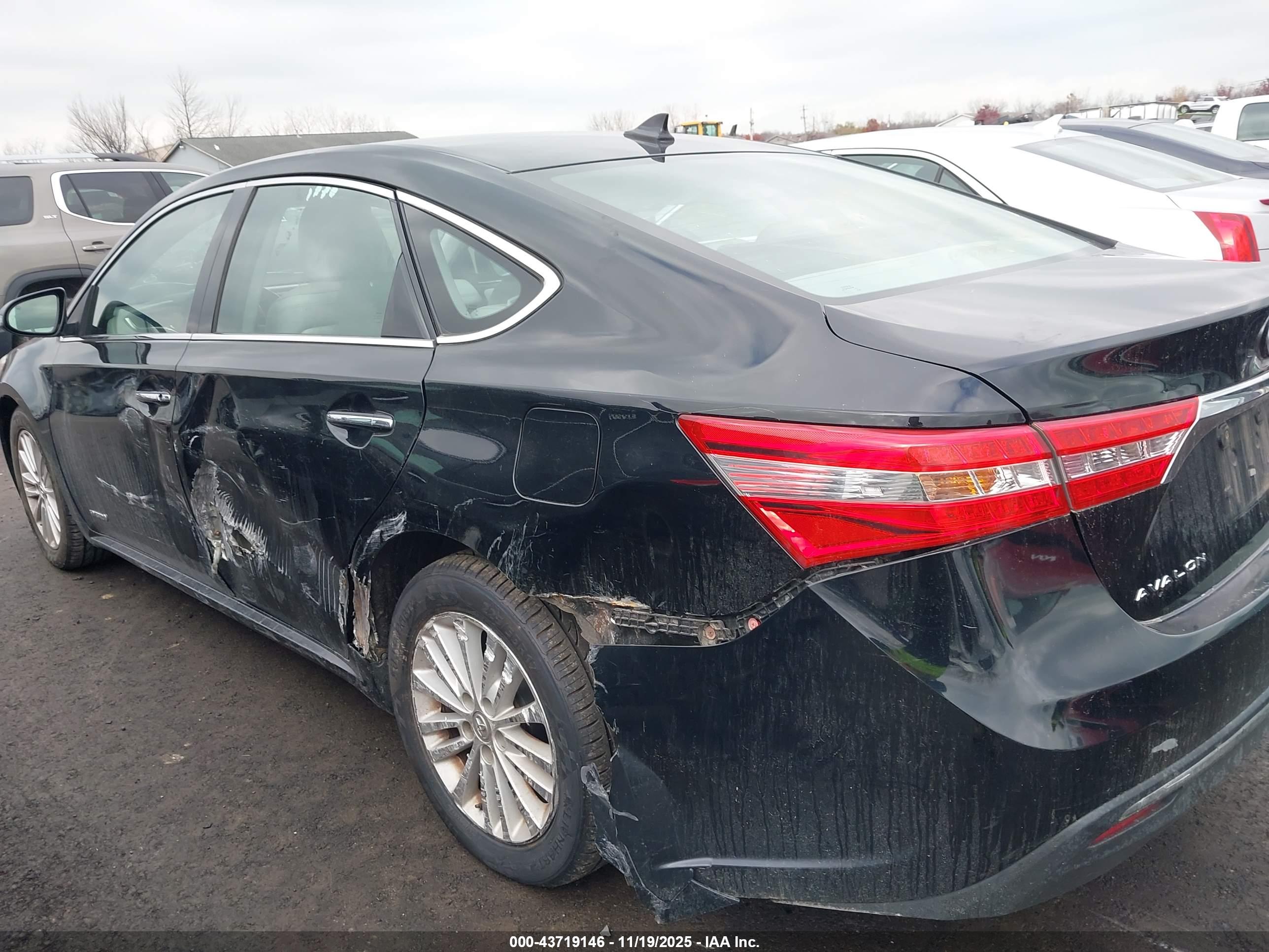 TOYOTA AVALON image 6