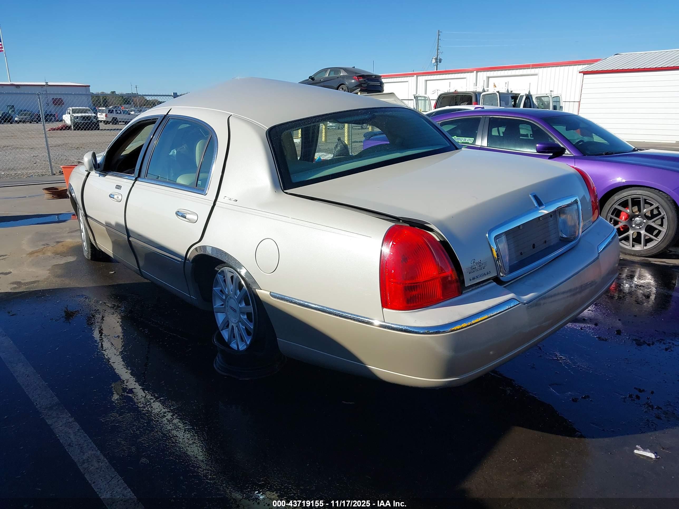LINCOLN TOWN image 3