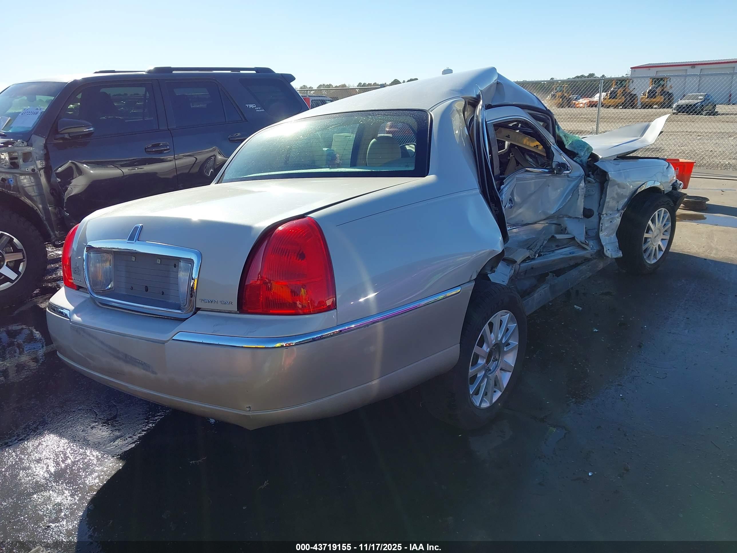 LINCOLN TOWN image 4