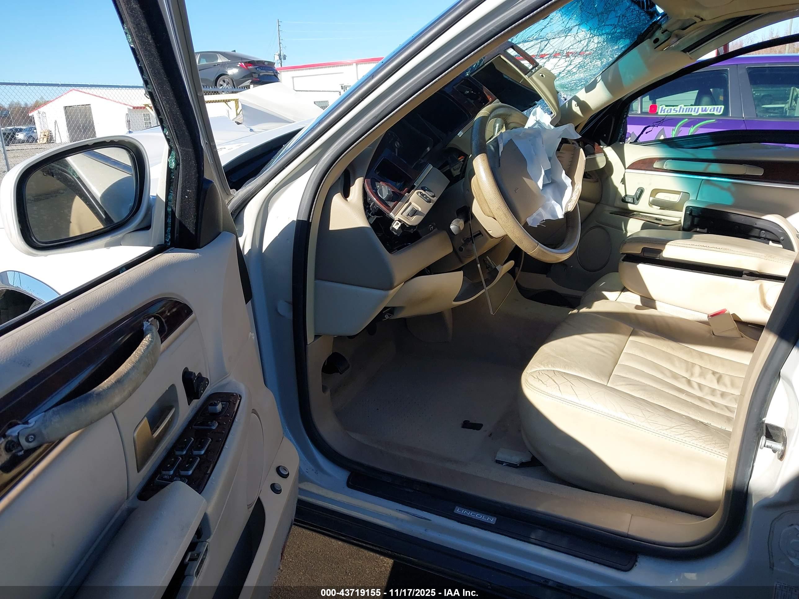 LINCOLN TOWN image 5