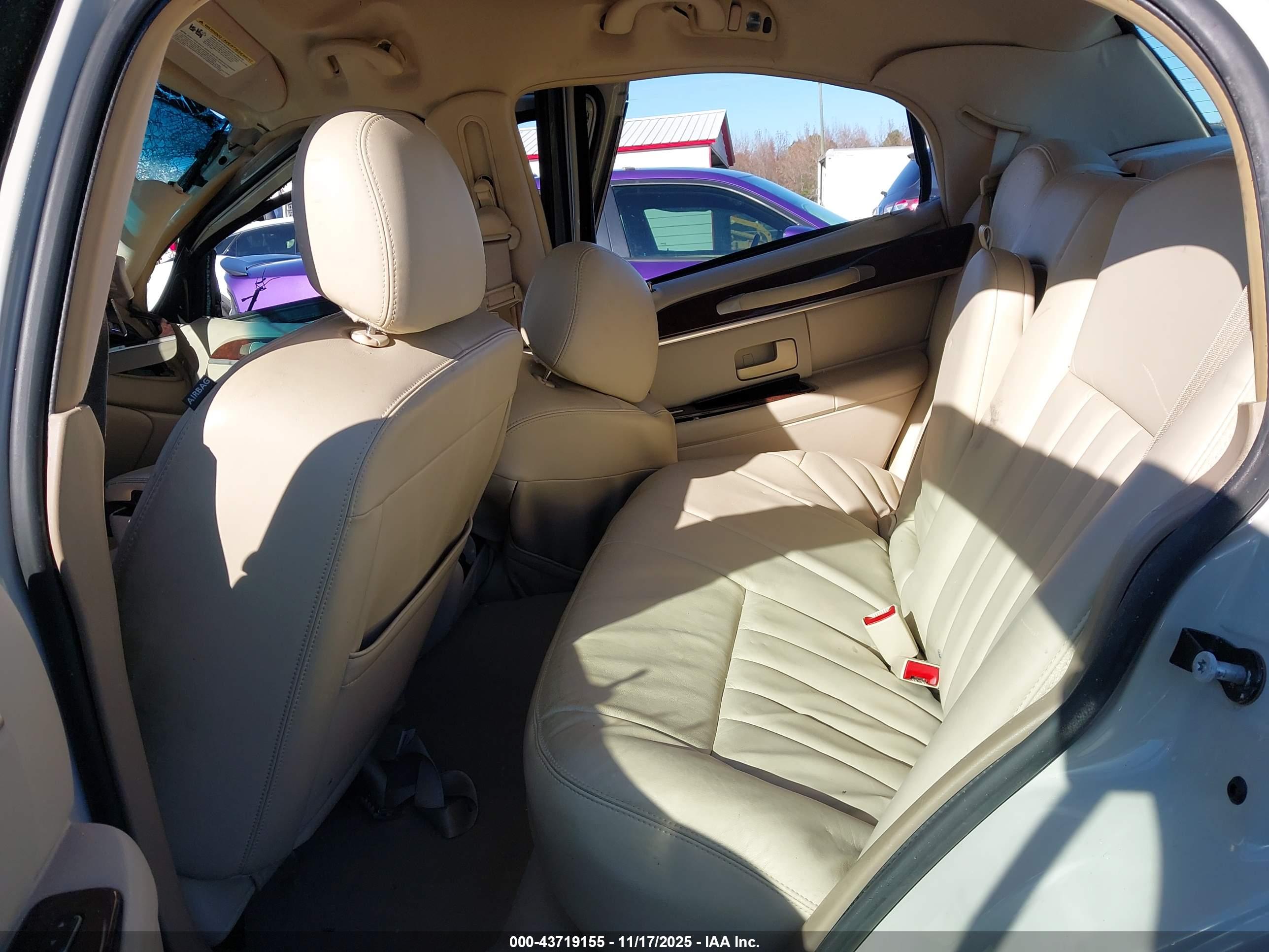 LINCOLN TOWN image 8