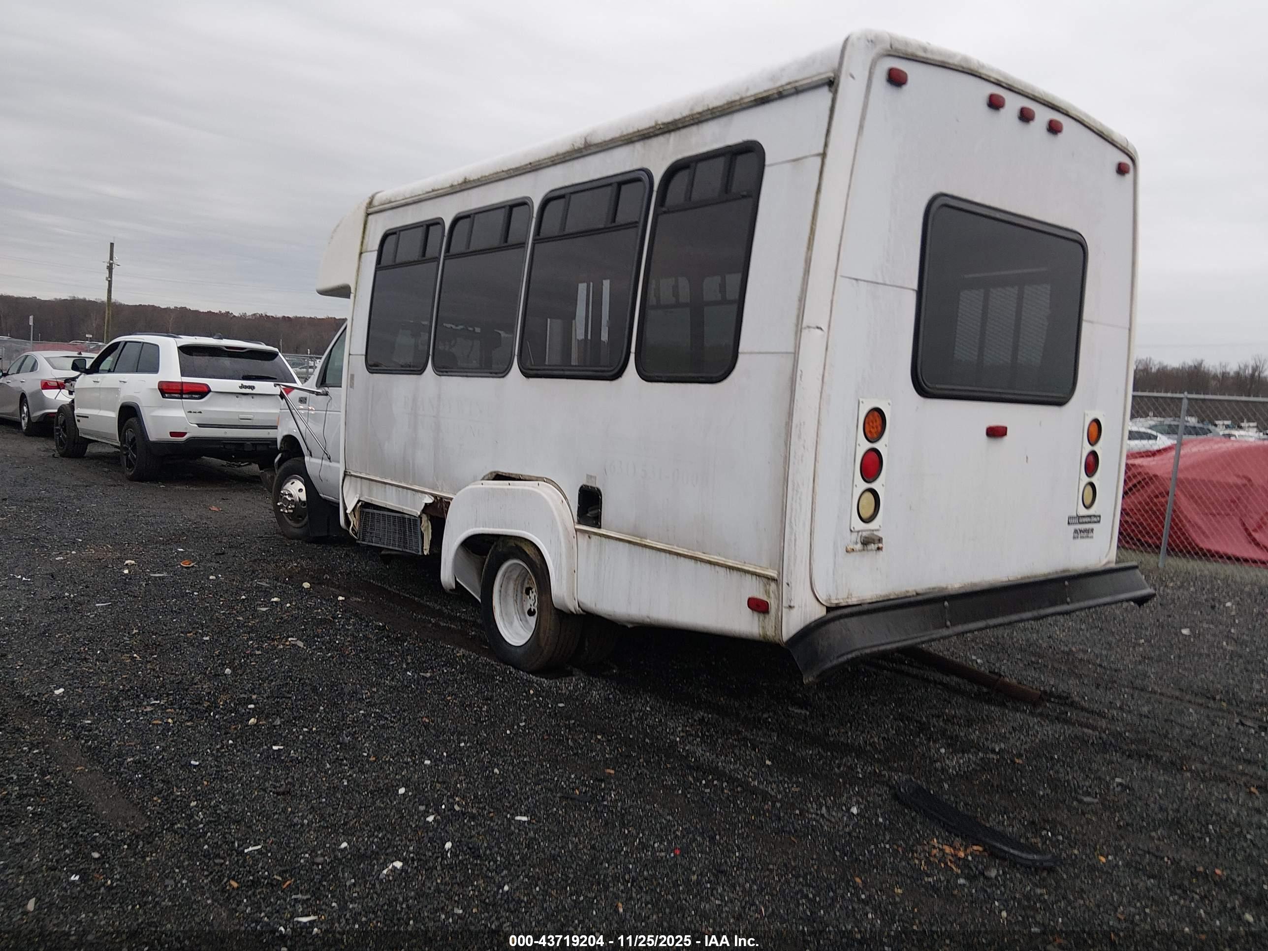 FORD E-450 image 3