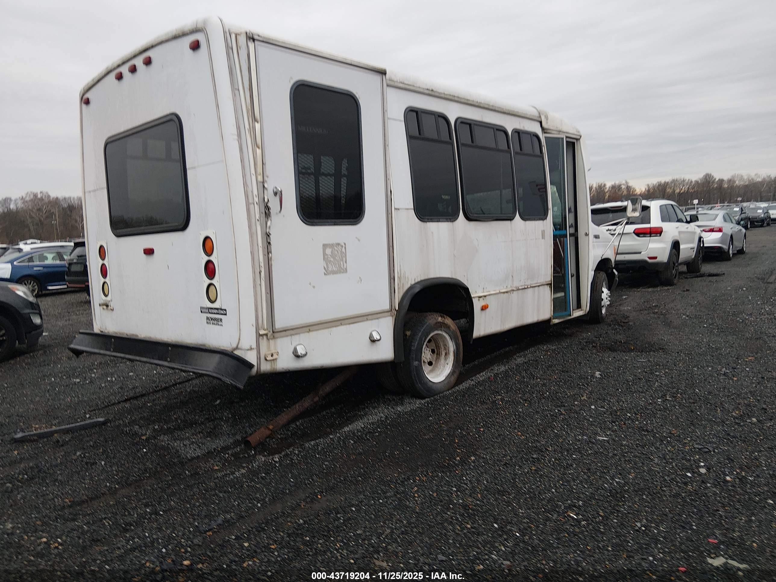 FORD E-450 image 4