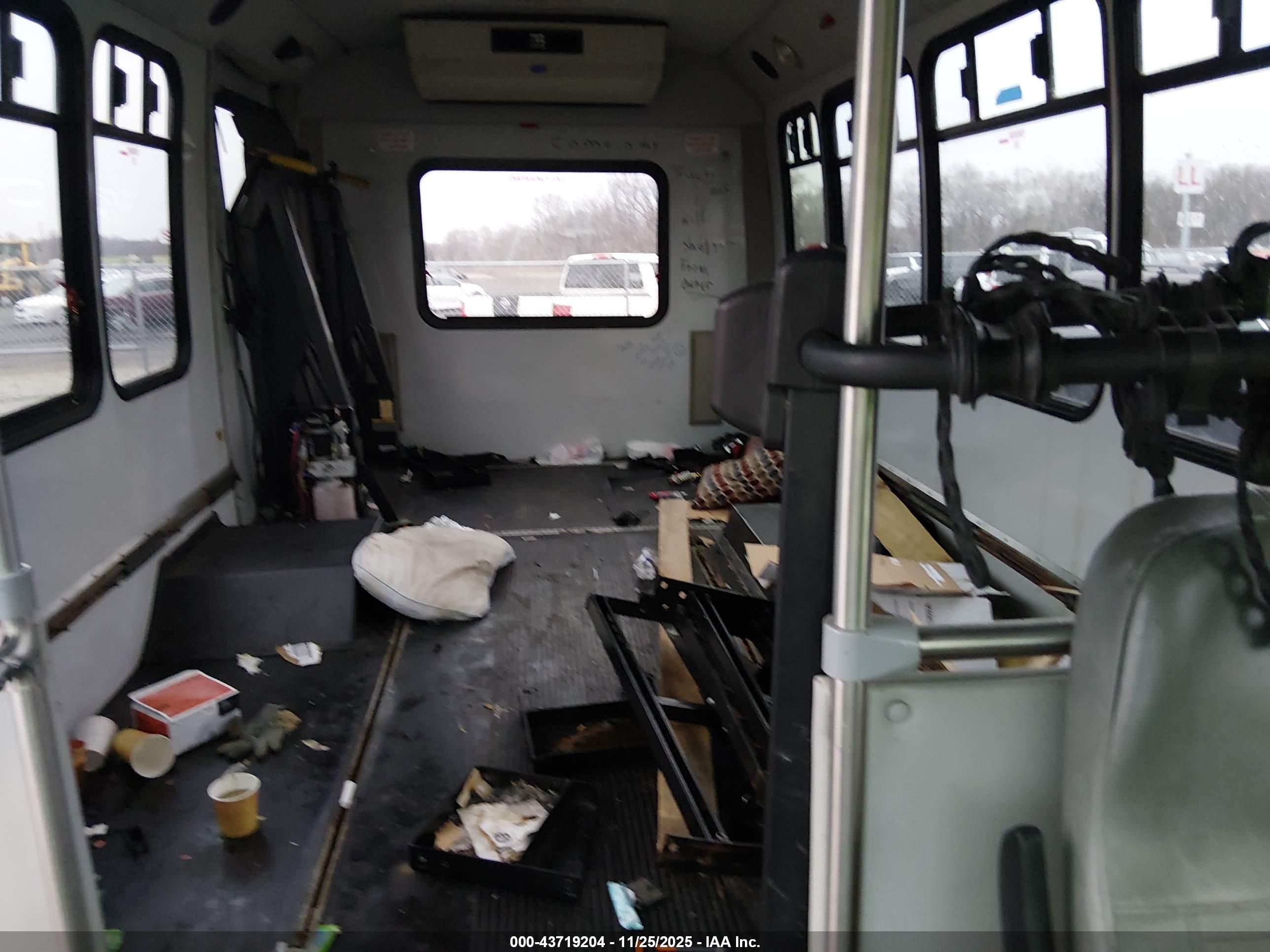 FORD E-450 image 7