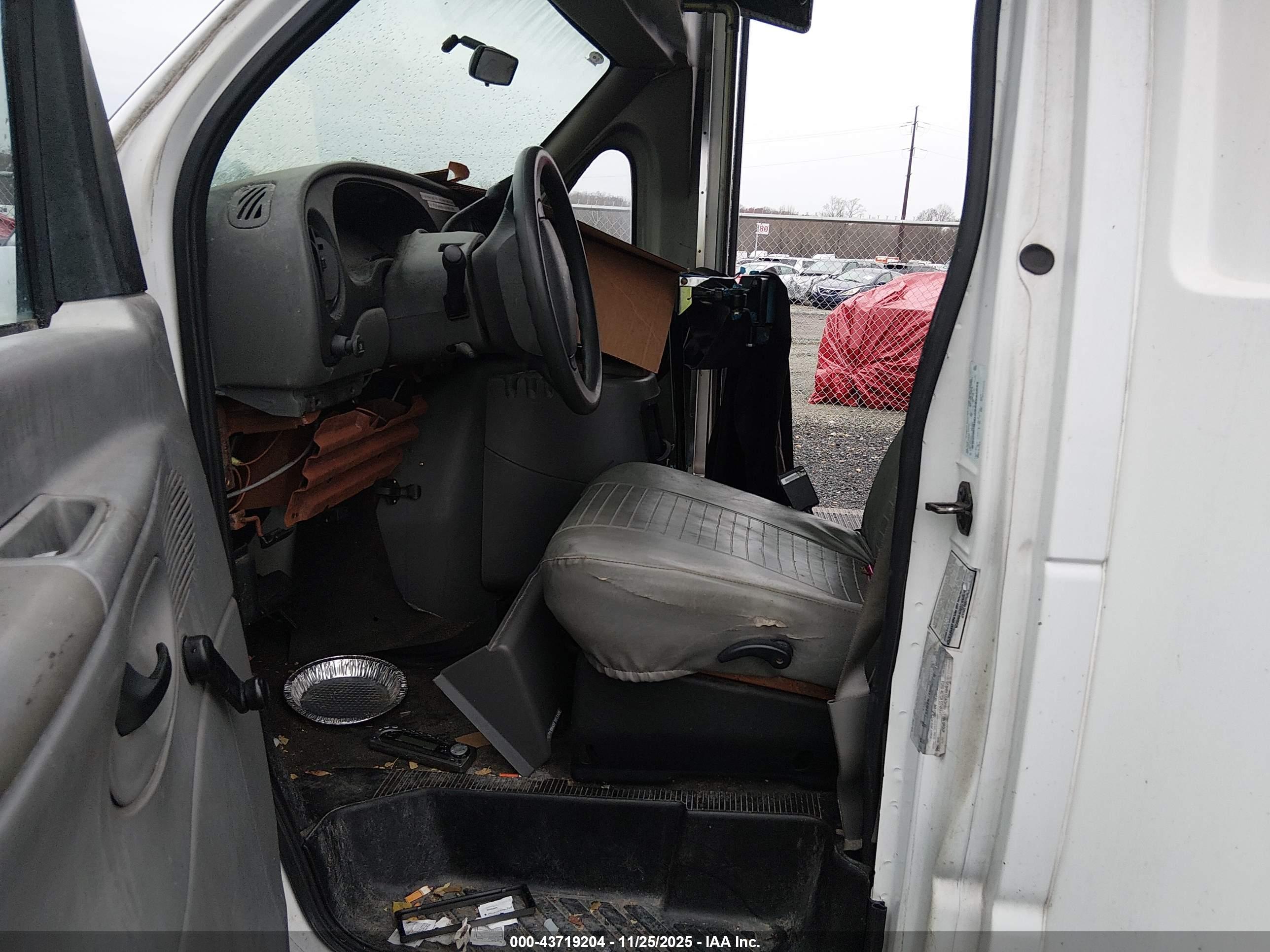 FORD E-450 image 8