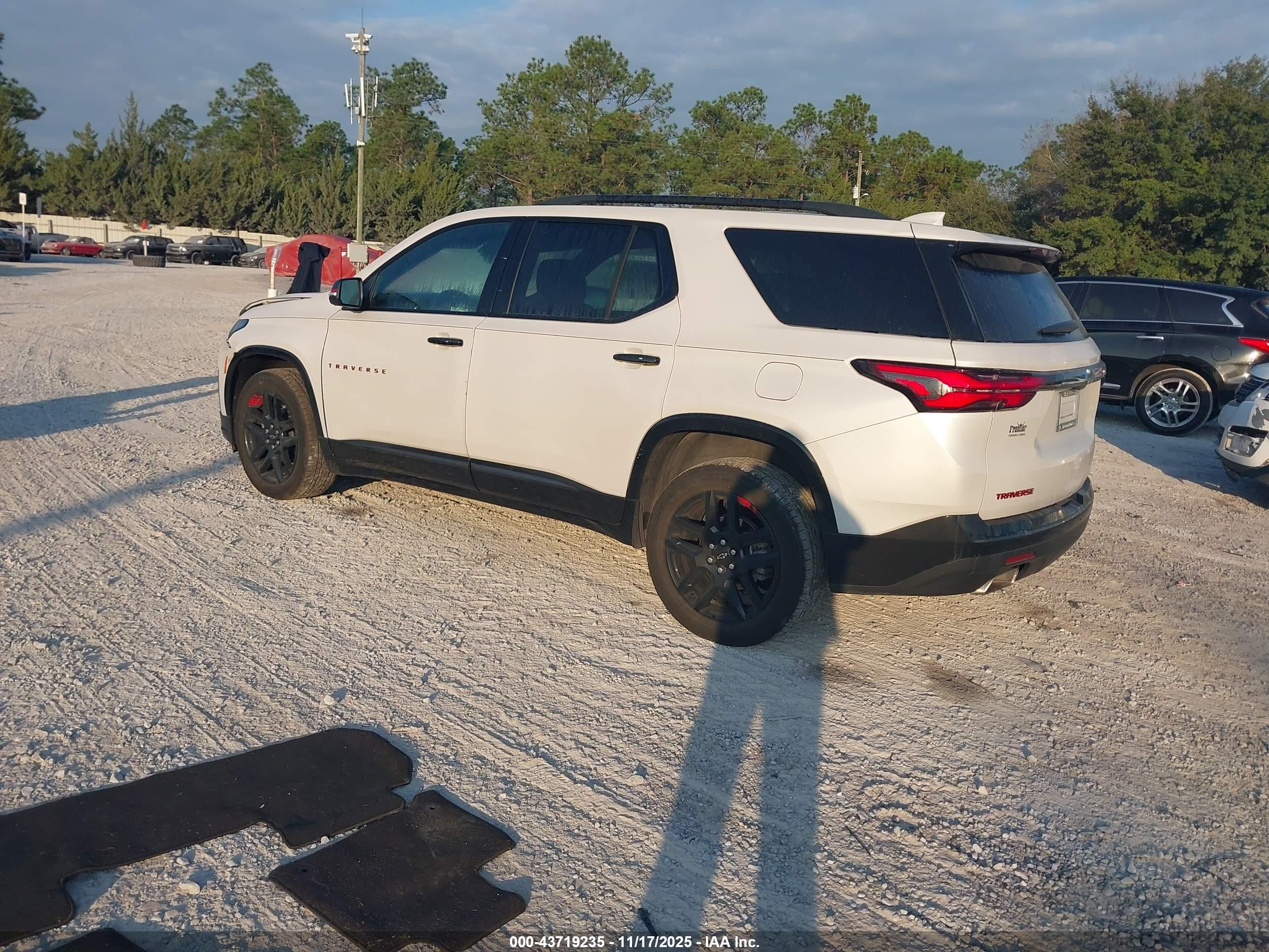 CHEVROLET TRAVERSE image 3