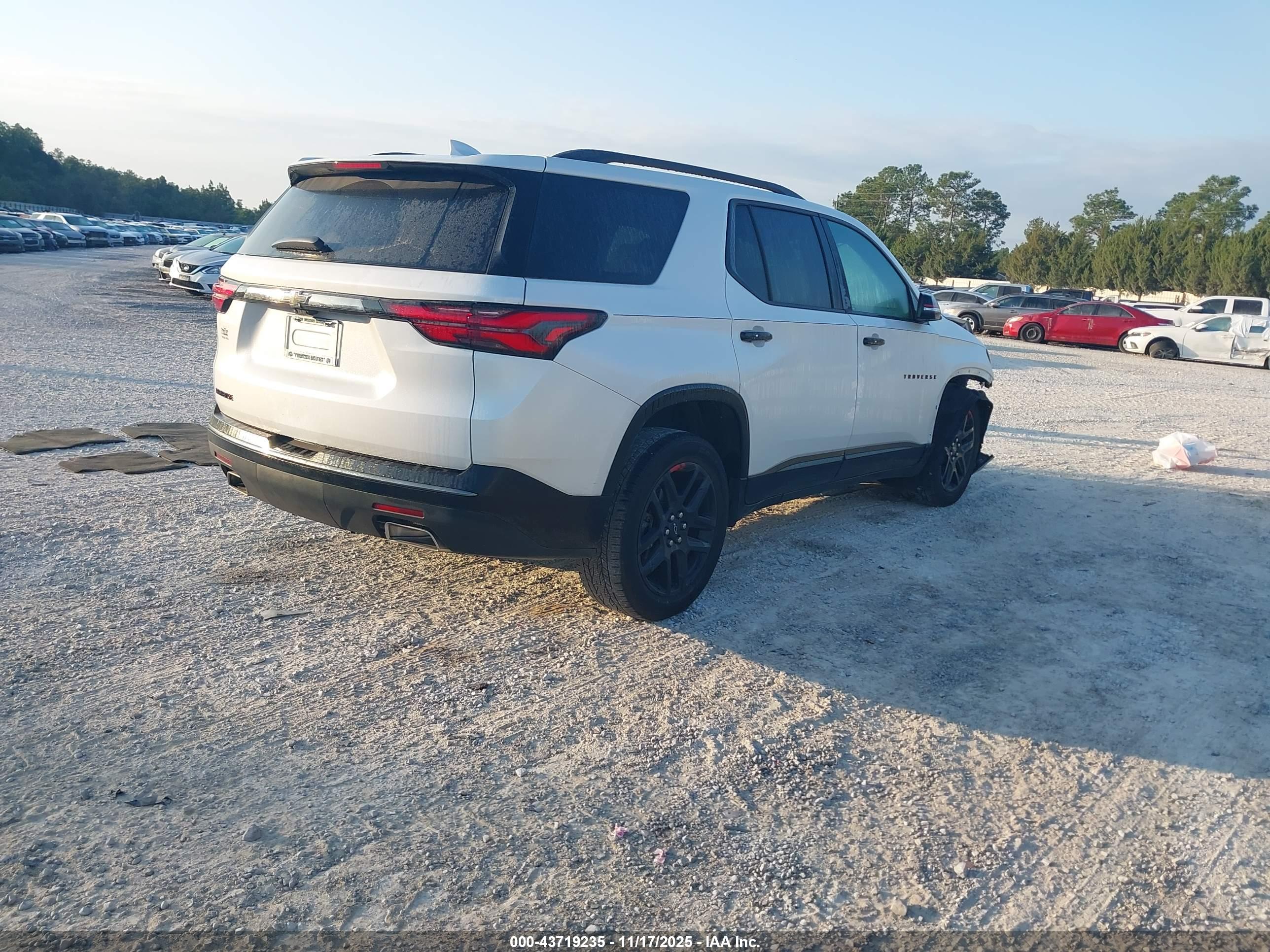 CHEVROLET TRAVERSE image 4