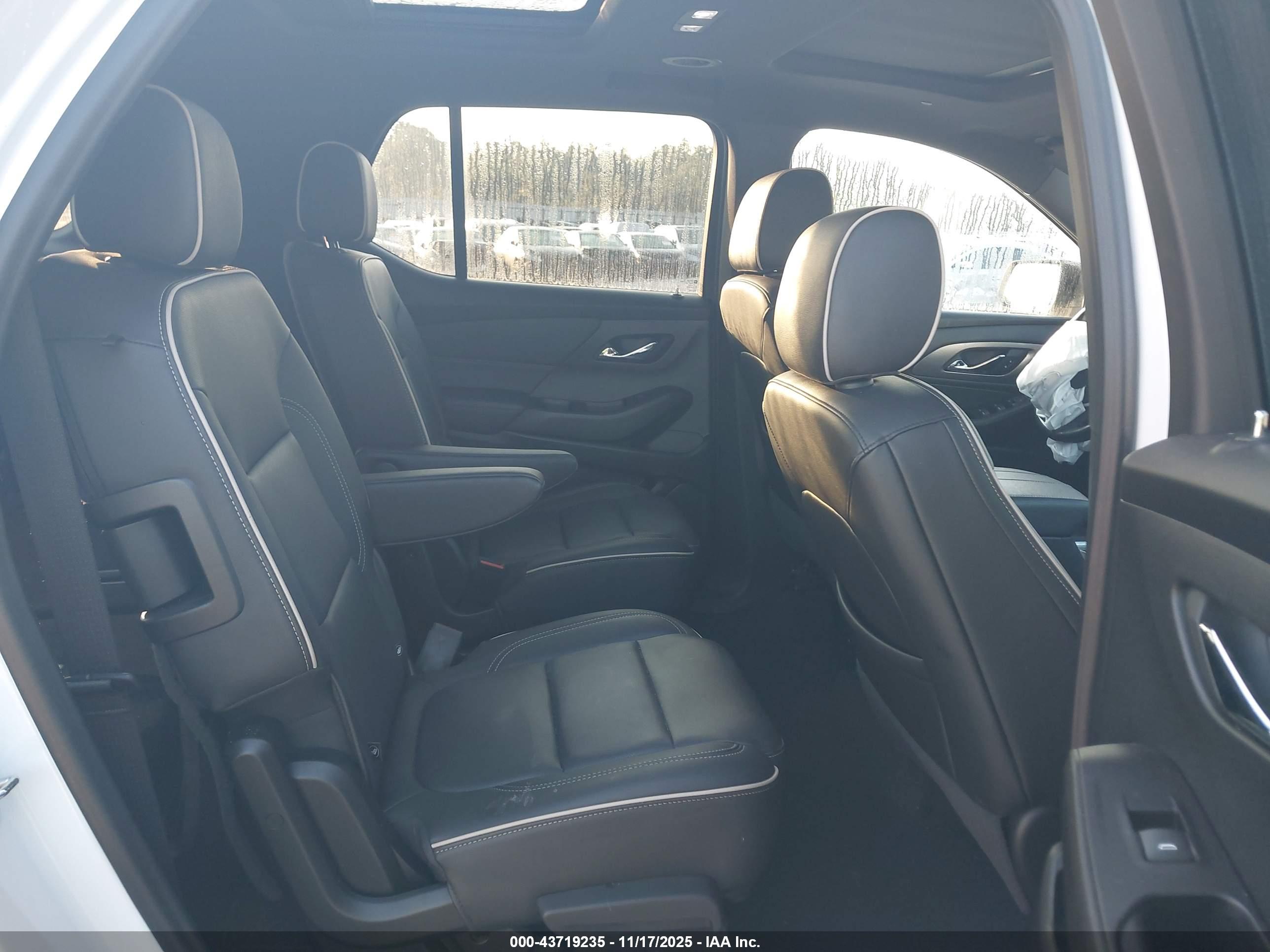 CHEVROLET TRAVERSE image 8