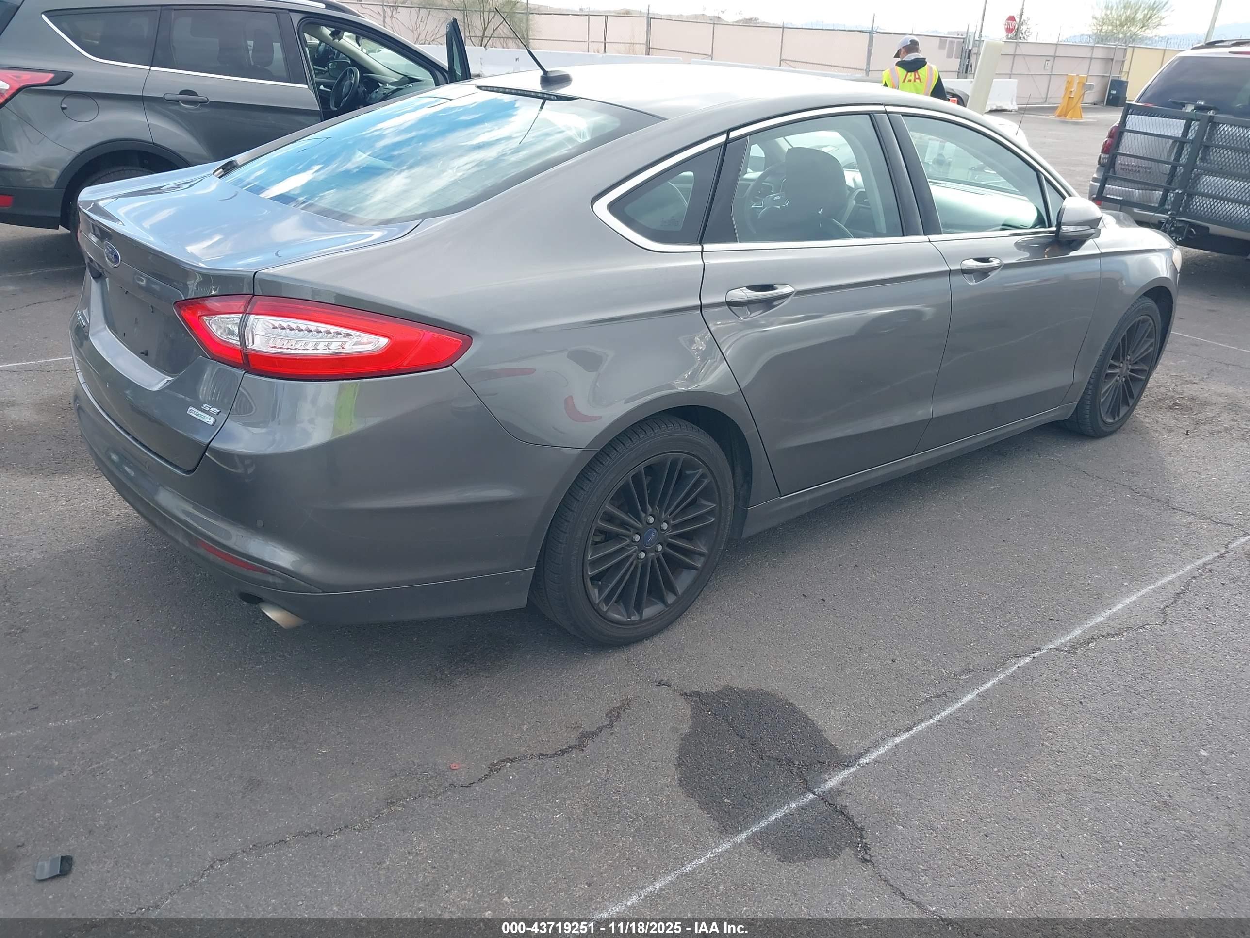 FORD FUSION image 4
