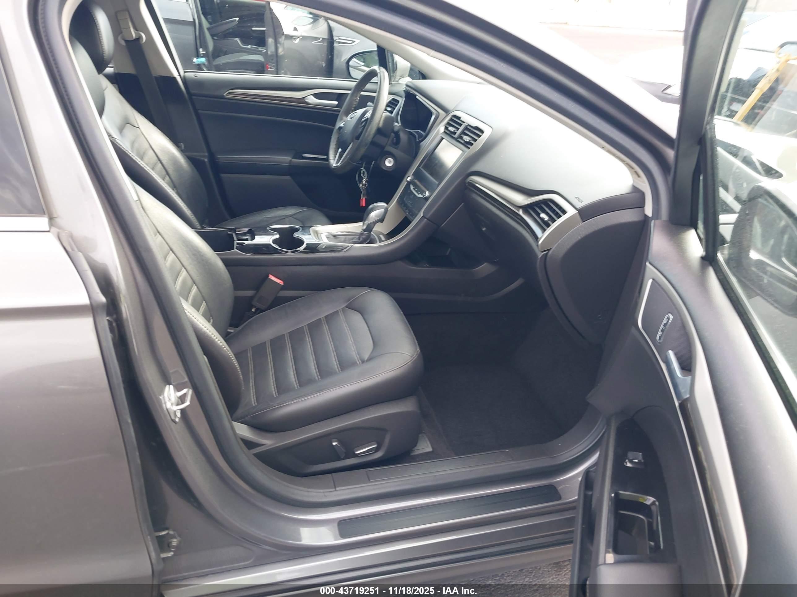 FORD FUSION image 5